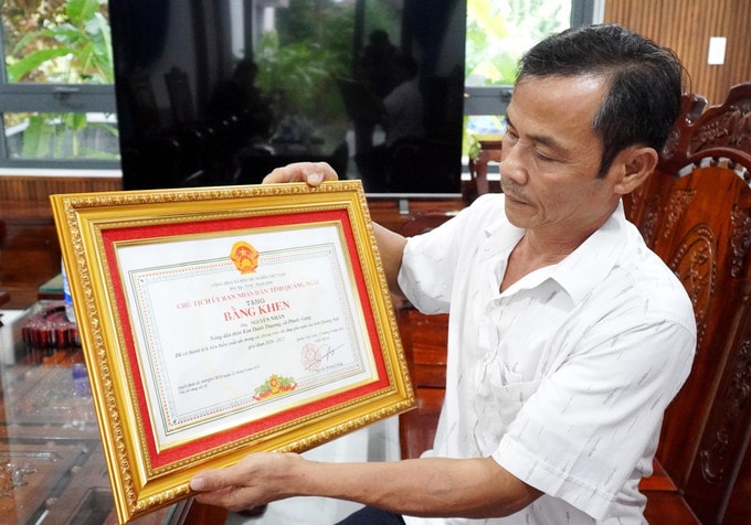 Ông Nguyễn Nhẫn được Chủ tịch UBND tỉnh Quảng Ngãi tặng Bằng khen