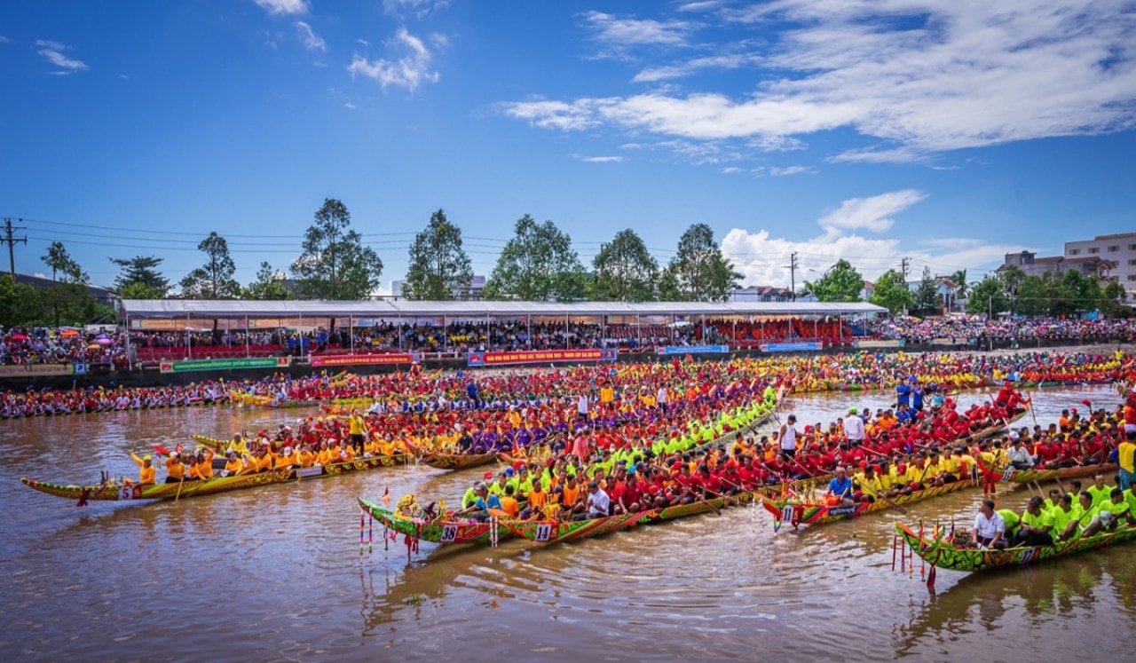 Lễ hội đua ghe Ngo của đồng bào Khmer hằng năm thu hút hàng trăm nghìn lượt người đến xem và cổ vũ.