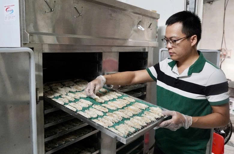 Anh Hoàng Huy Thành tại nơi chế biến chuối và sản xuất thành phẩm ra thị trường