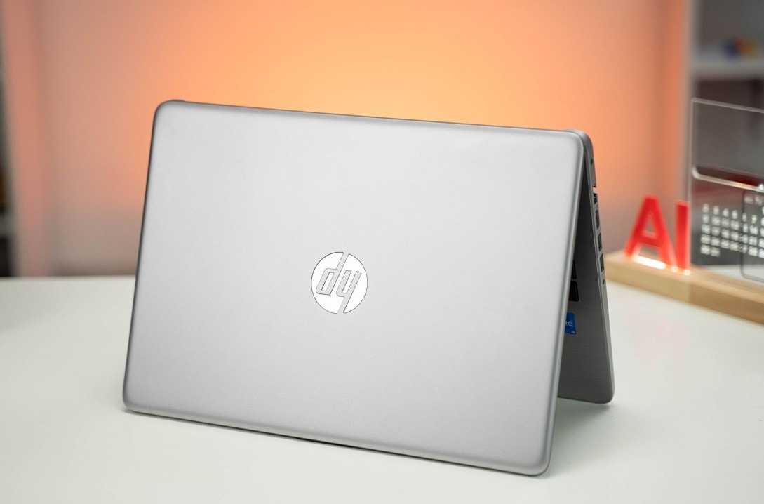 Dell Inspiron 3520.