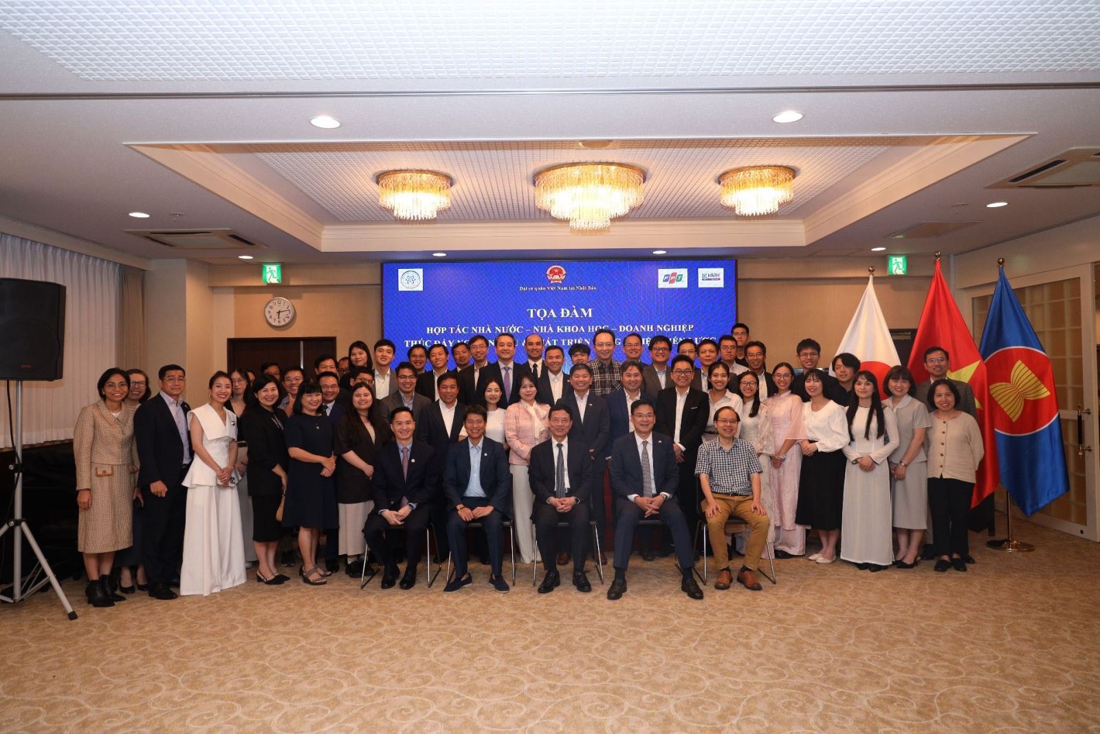 Cac đại biểu chụp ảnh lưu niệm tại Tọa đàm