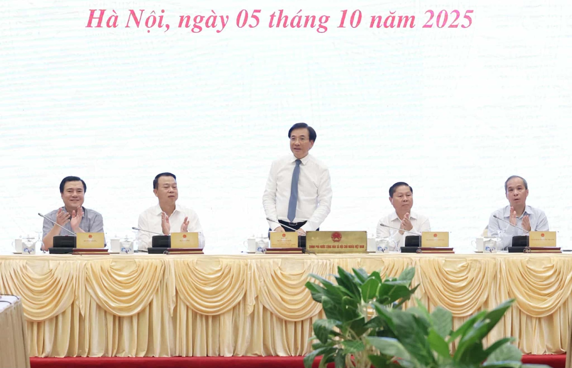 họp báo chính phủ