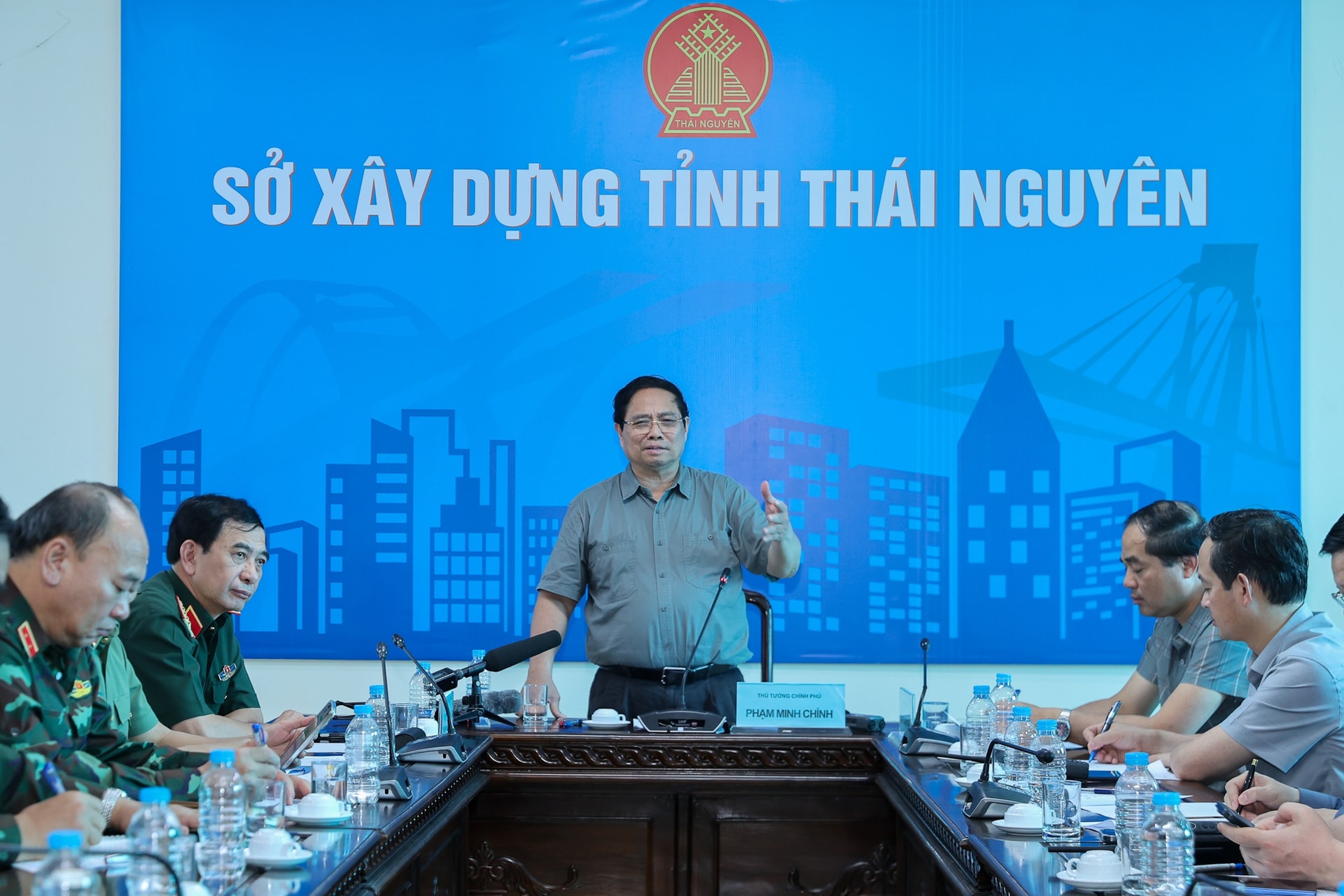 Thủ tướng chỉ đạo 9 nhiệm vụ cấp bách tại Thái Nguyên và xây dựng đường, đê kiên cố hai bên sông Cầu- Ảnh 1.