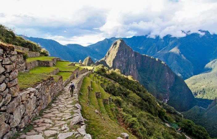 Để đến đc Machu Picchu, bạn phải đi qua con đường dài giữa các vách núi