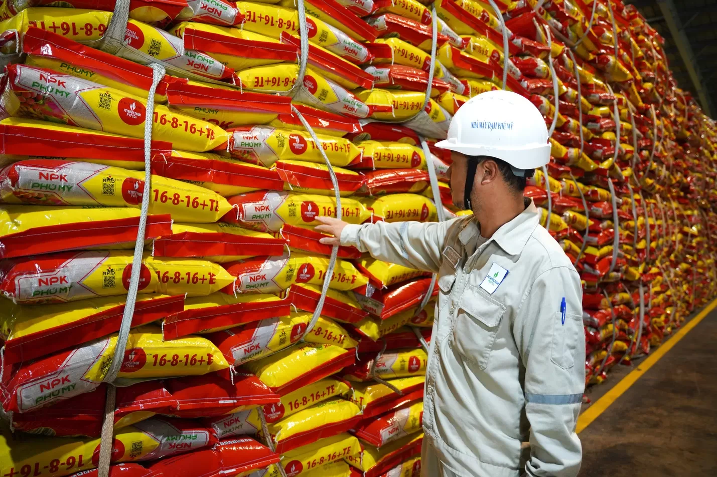 1759313163-den-nay-san-pham-npk-phu-my-da-co-hang-chuc-cong-thuc-da-dang-dap-ung-nhu-cau-thi-truongjpg.webp