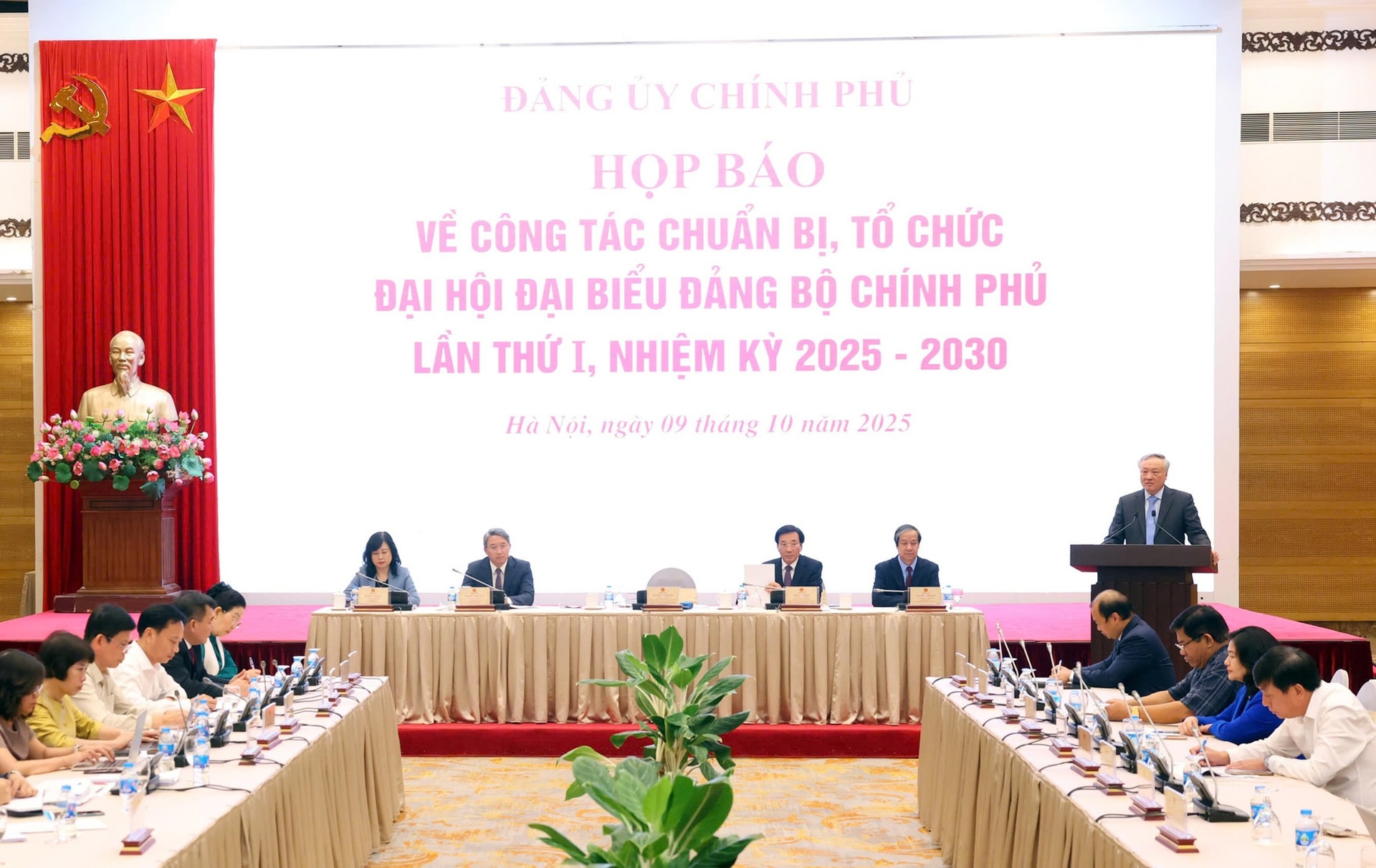 Phó Thủ tướng Thường trực Nguyễn Hòa Bình: Chính phủ có sự đổi mới mạnh mẽ về tư duy và phương pháp điều hành- Ảnh 1. Phó Thủ tướng Thường trực Nguyễn Hòa Bình: Chính phủ có sự đổi mới mạnh mẽ về tư duy và phương pháp điều hành- Ảnh 1.