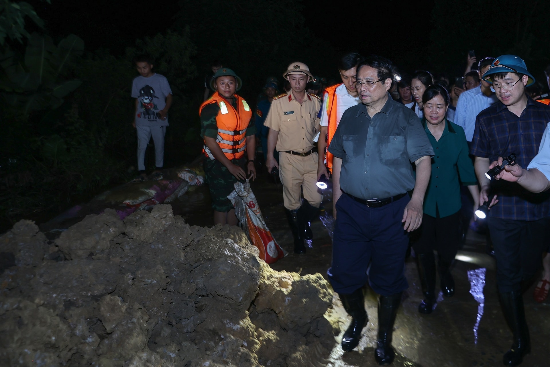 Thủ tướng kiểm tra công tác ứng phó mưa lũ tại vùng ven sông của Hà Nội- Ảnh 8.