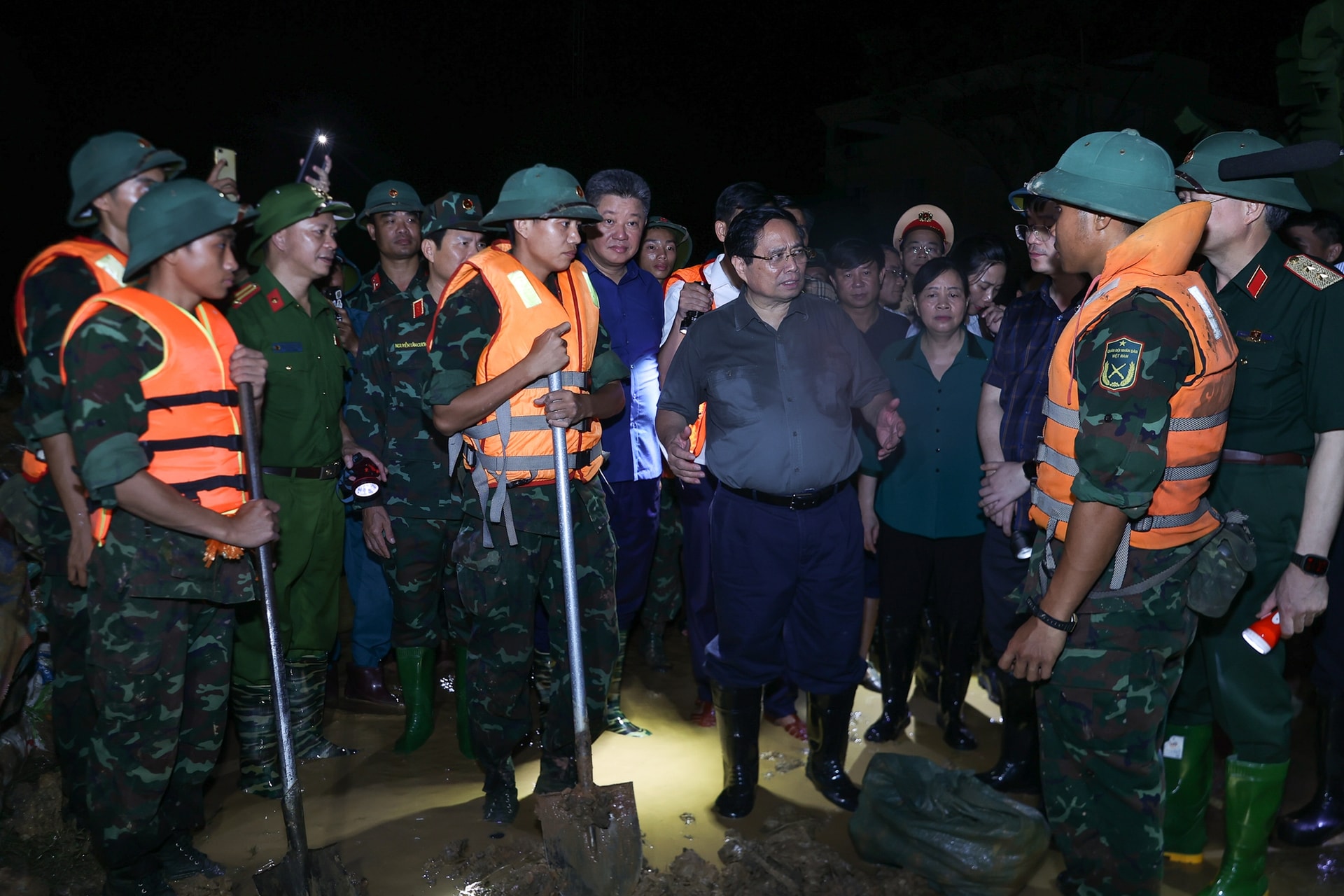 Thủ tướng kiểm tra công tác ứng phó mưa lũ tại vùng ven sông của Hà Nội- Ảnh 7.