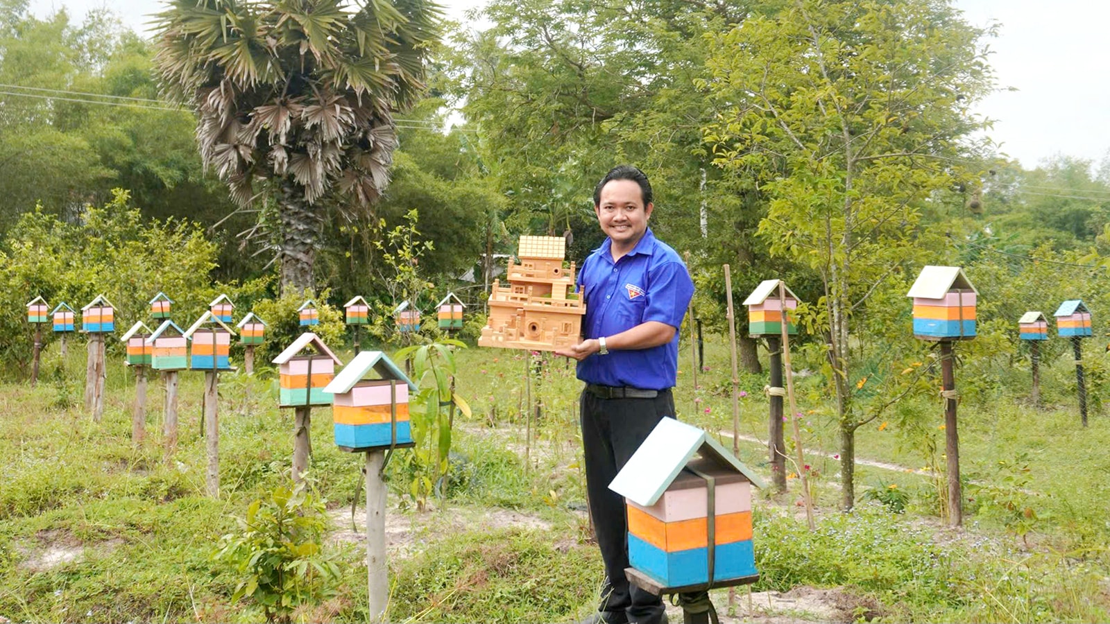 Anh Thành tại nơi nuôi ong của mình
