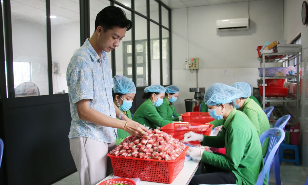 Anh Hậu đang kiểm tra sản phẩm (1)