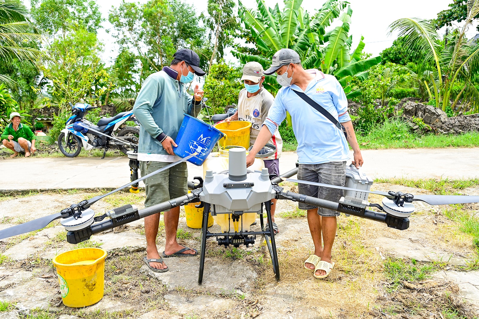 Người nông dân sử dụng nhiều kỹ thuật công nghệ hiện đại, đặc biệt là drone để chăm sóc cây trồng