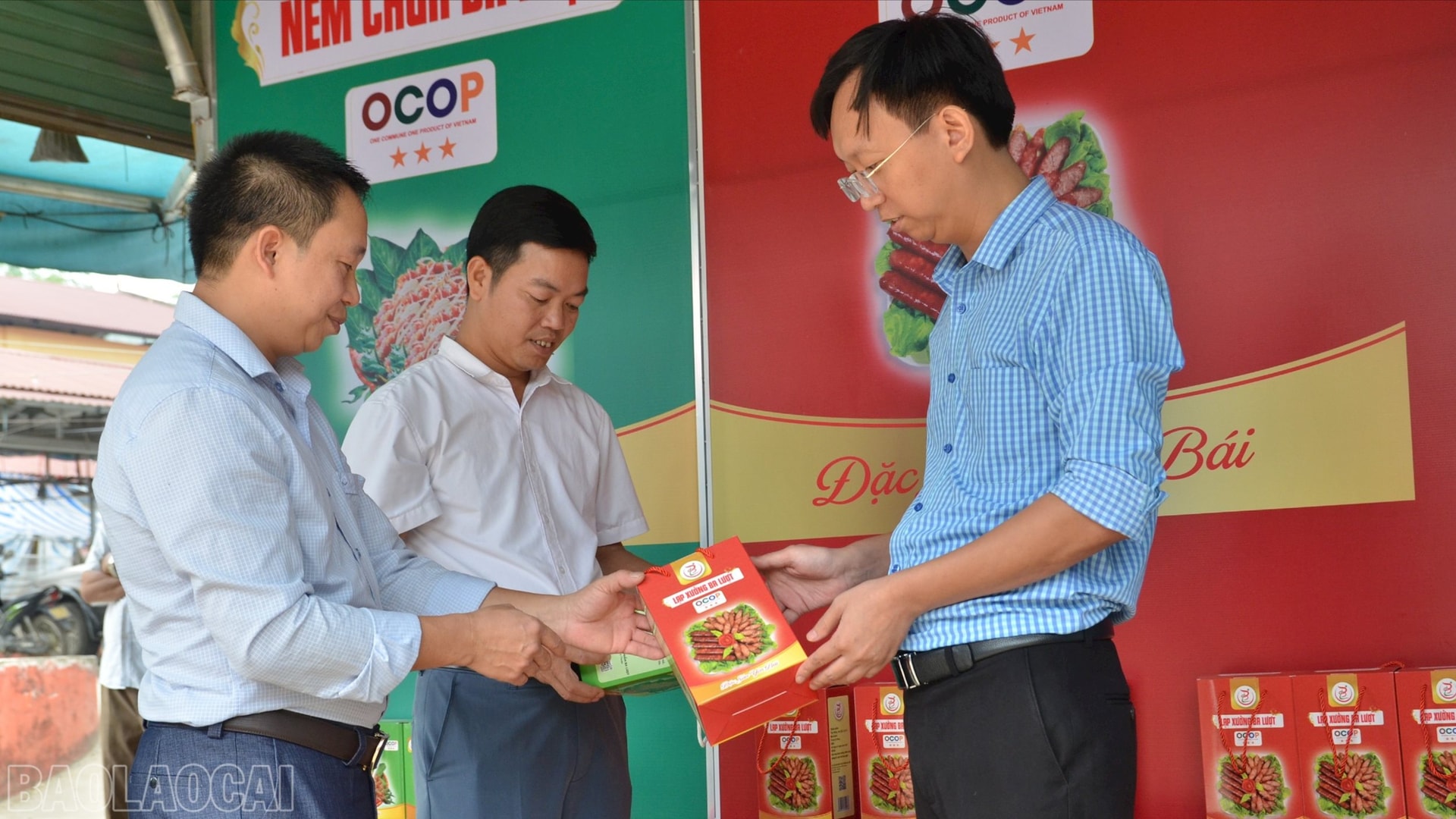 Lãnh đạo UBND xã Nghĩa Tâm kiểm tra điểm bán và giới thiệu sản phẩm OCOP nem chua và lạp xưởng Ba Lượt