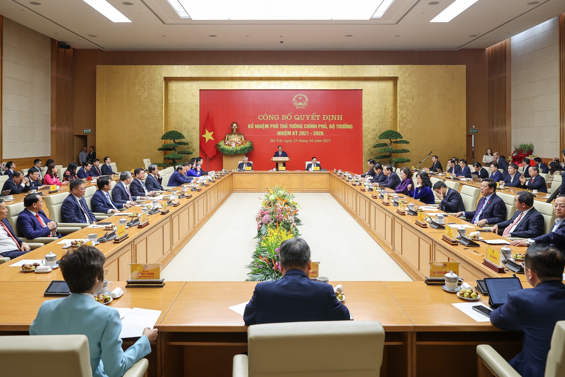 Thủ tướng Phạm Minh Chính trao quyết định bổ nhiệm và giao nhiệm vụ cho 2 Phó Thủ tướng, 3 Bộ trưởng- Ảnh 7. Thủ tướng Phạm Minh Chính trao quyết định bổ nhiệm và giao nhiệm vụ cho 2 Phó Thủ tướng, 3 Bộ trưởng- Ảnh 7.