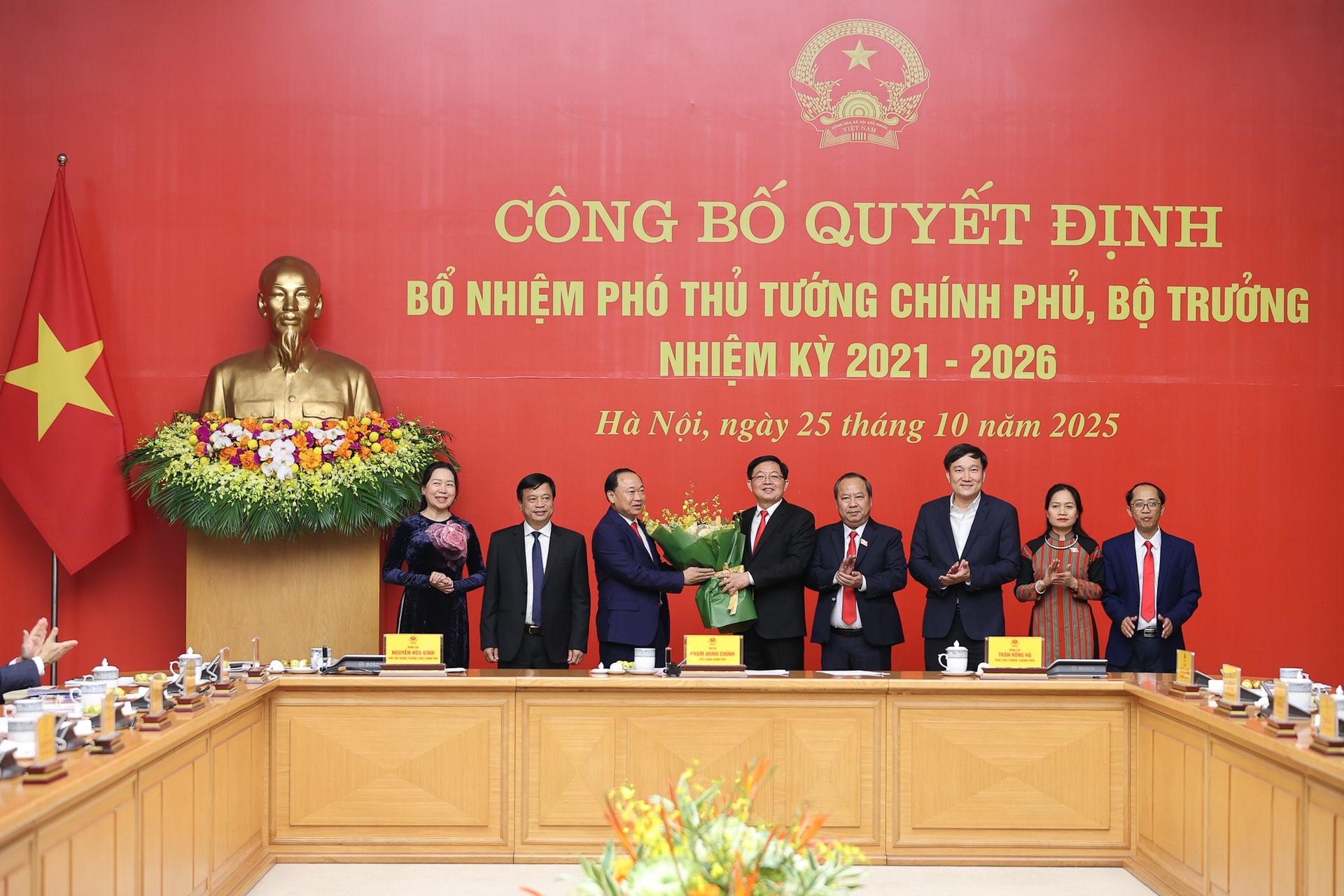 Thủ tướng Phạm Minh Chính trao quyết định bổ nhiệm và giao nhiệm vụ cho 2 Phó Thủ tướng, 3 Bộ trưởng- Ảnh 10. Thủ tướng Phạm Minh Chính trao quyết định bổ nhiệm và giao nhiệm vụ cho 2 Phó Thủ tướng, 3 Bộ trưởng- Ảnh 10.