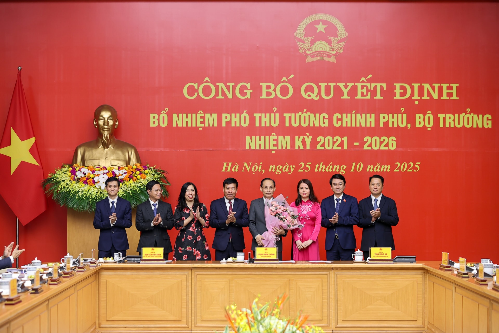 Thủ tướng Phạm Minh Chính trao quyết định bổ nhiệm và giao nhiệm vụ cho 2 Phó Thủ tướng, 3 Bộ trưởng- Ảnh 11. Thủ tướng Phạm Minh Chính trao quyết định bổ nhiệm và giao nhiệm vụ cho 2 Phó Thủ tướng, 3 Bộ trưởng- Ảnh 11.