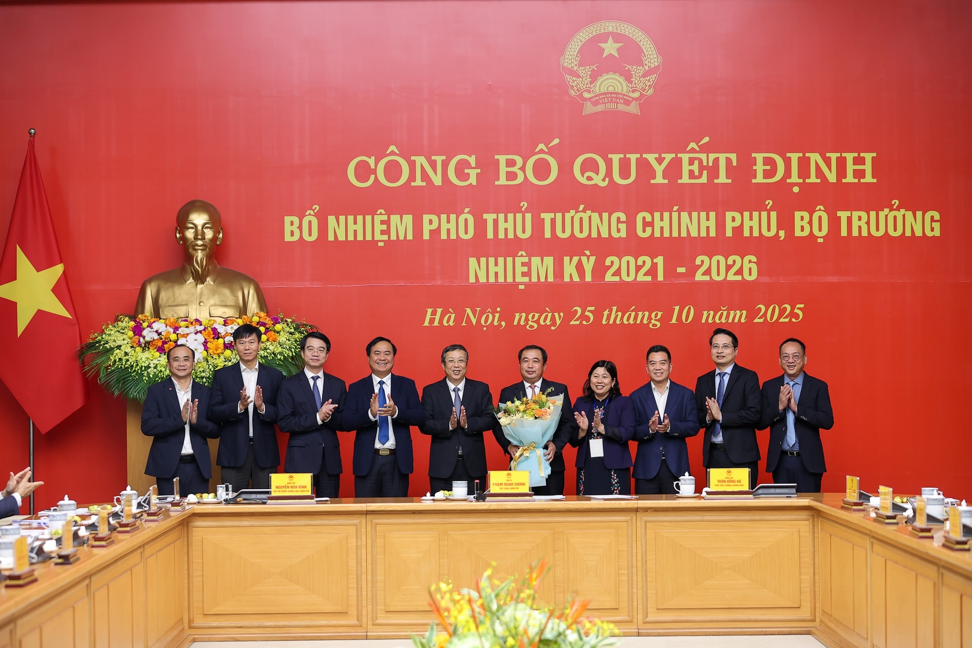 Thủ tướng Phạm Minh Chính trao quyết định bổ nhiệm và giao nhiệm vụ cho 2 Phó Thủ tướng, 3 Bộ trưởng- Ảnh 12. Thủ tướng Phạm Minh Chính trao quyết định bổ nhiệm và giao nhiệm vụ cho 2 Phó Thủ tướng, 3 Bộ trưởng- Ảnh 12.