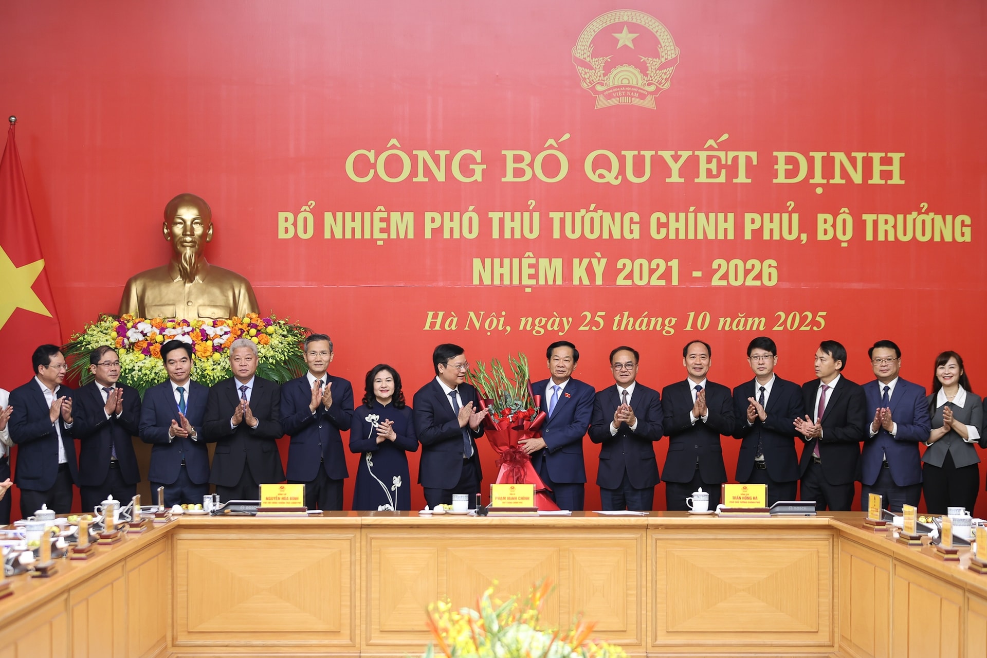 Thủ tướng Phạm Minh Chính trao quyết định bổ nhiệm và giao nhiệm vụ cho 2 Phó Thủ tướng, 3 Bộ trưởng- Ảnh 13. Thủ tướng Phạm Minh Chính trao quyết định bổ nhiệm và giao nhiệm vụ cho 2 Phó Thủ tướng, 3 Bộ trưởng- Ảnh 13.