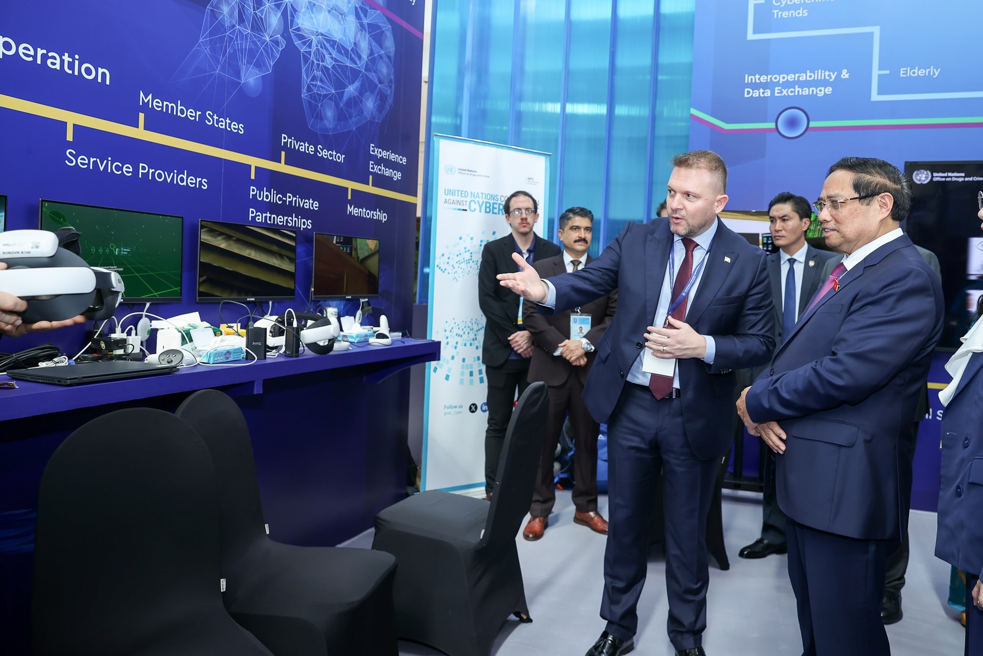 Thủ tướng kêu gọi các nước '5 đẩy mạnh' triển khai Công ước Hà Nội để 'không ai bị bỏ lại phía sau trong kỷ nguyên số'- Ảnh 5.