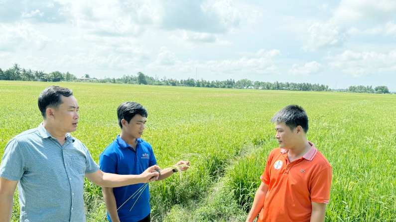 Ông Trịnh Văn Cường, Chủ tịch HĐQT, kiêm Giám đốc HTX dịch vụ nông nghiệp Vĩnh Cường (trái)