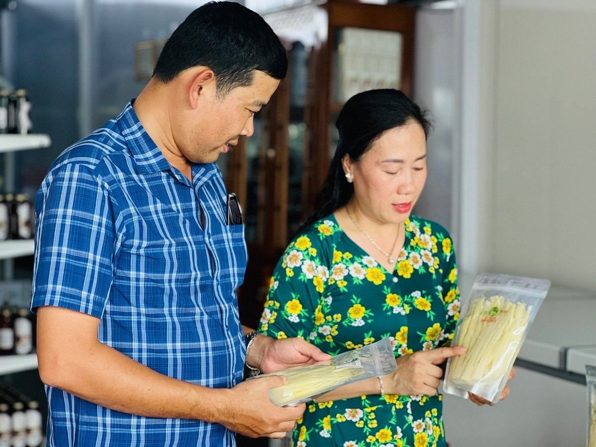 Chị Dung - Chủ tịch HĐQT HTX Minh Duy đang chia sẻ về sản phẩm từ cây bồn bồn