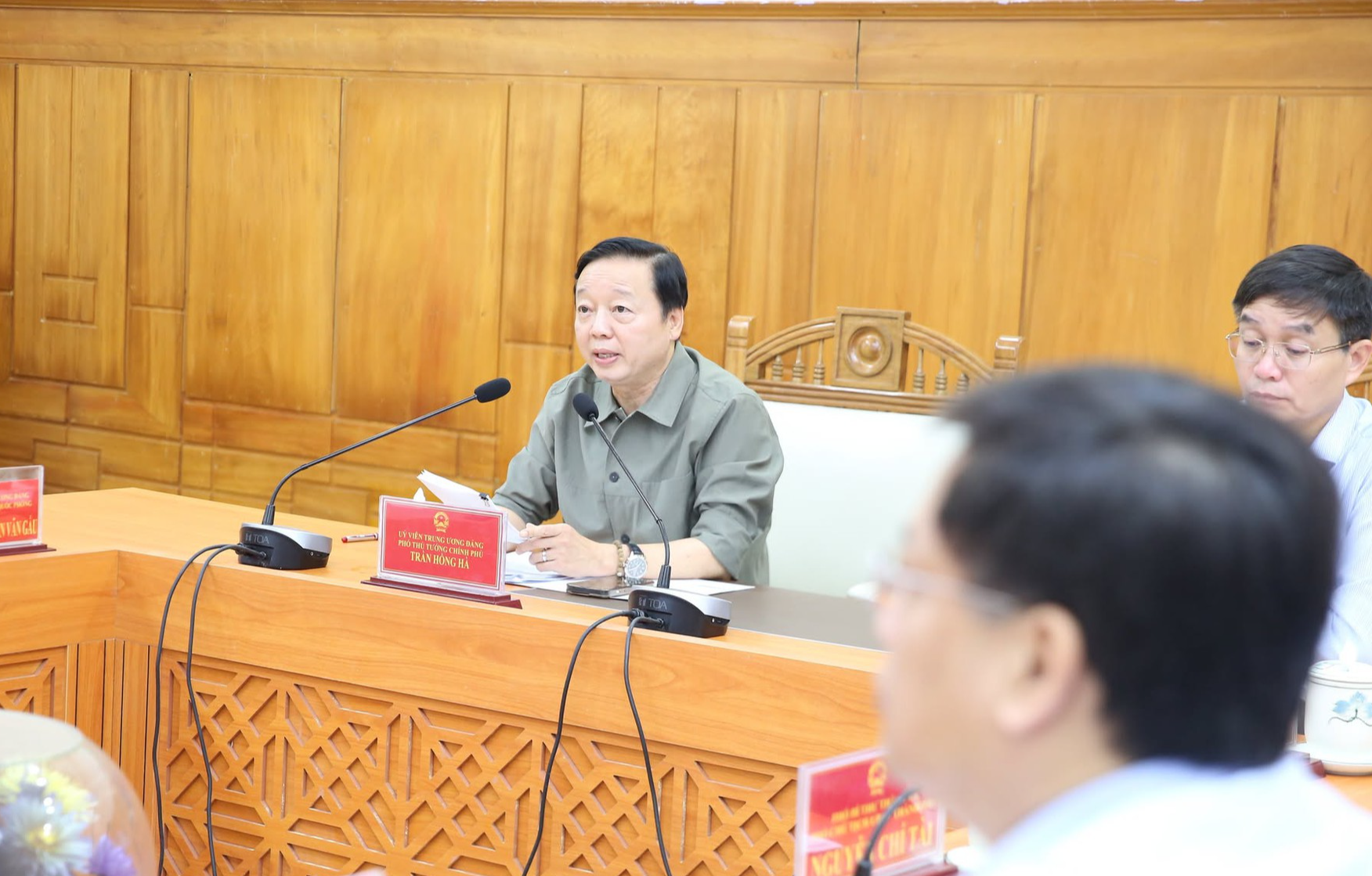 Thủ tướng: Bằng mọi biện pháp phải tiếp tế cho người dân tại những nơi bị cô lập do mưa lũ miền Trung- Ảnh 5. Thủ tướng: Bằng mọi biện pháp phải tiếp tế cho người dân tại những nơi bị cô lập do mưa lũ miền Trung- Ảnh 5.