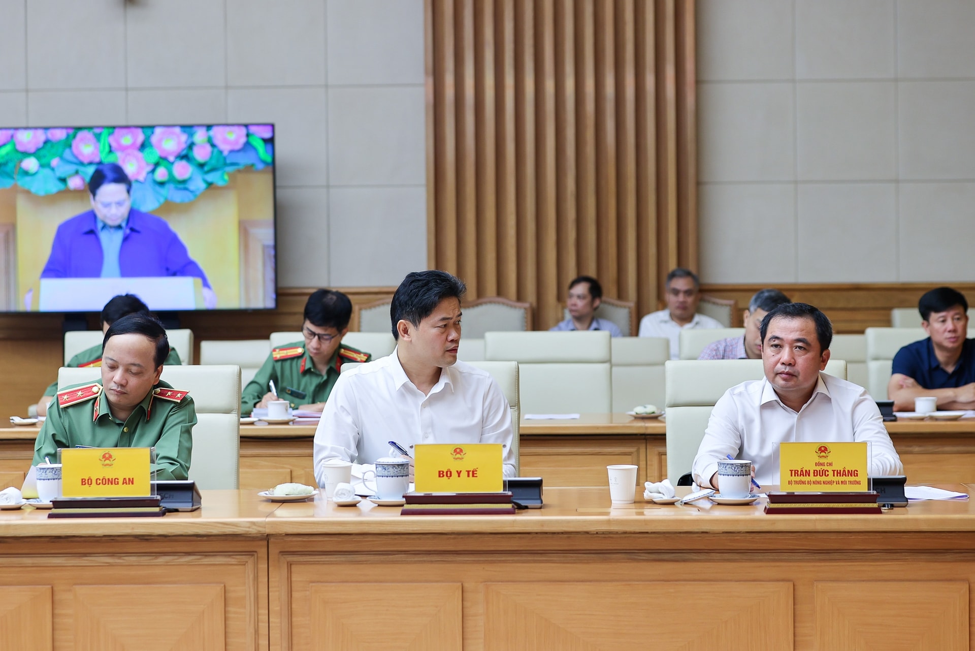 Thủ tướng: Bằng mọi biện pháp phải tiếp tế cho người dân tại những nơi bị cô lập do mưa lũ miền Trung- Ảnh 4. Thủ tướng: Bằng mọi biện pháp phải tiếp tế cho người dân tại những nơi bị cô lập do mưa lũ miền Trung- Ảnh 4.