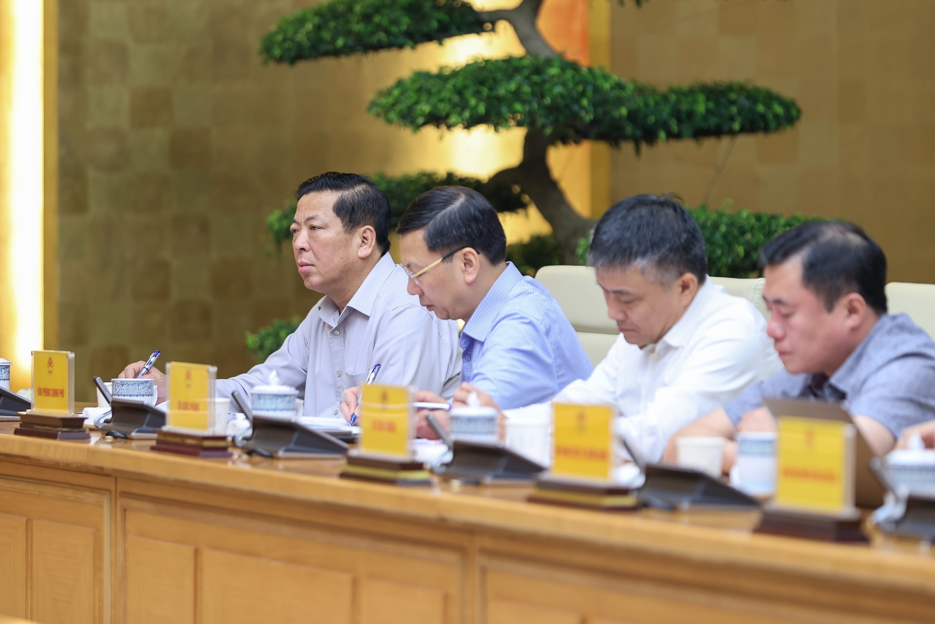 Thủ tướng: Bằng mọi biện pháp phải tiếp tế cho người dân tại những nơi bị cô lập do mưa lũ miền Trung- Ảnh 6. Thủ tướng: Bằng mọi biện pháp phải tiếp tế cho người dân tại những nơi bị cô lập do mưa lũ miền Trung- Ảnh 6.