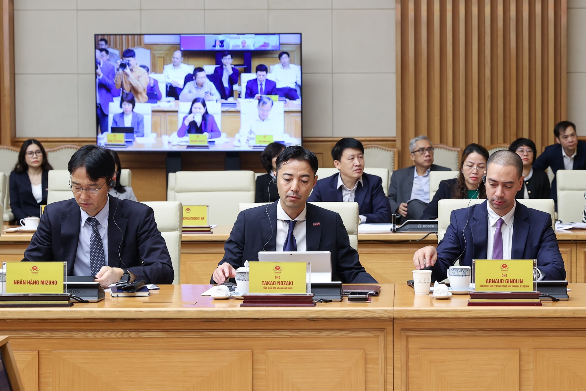 Thủ tướng chủ trì hội nghị về thành lập Trung tâm tài chính quốc tế- Ảnh 3.