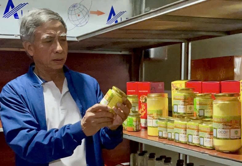 Ông Thụ đang giới thiệu về sản phẩm của công ty