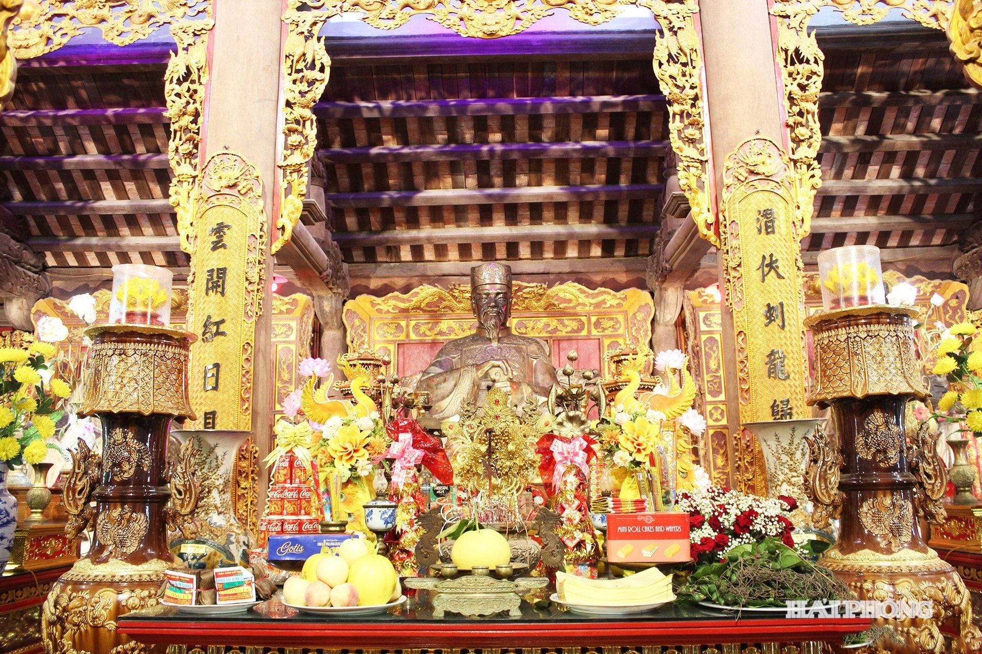Tượng thờ Khúc Thừa Dụ