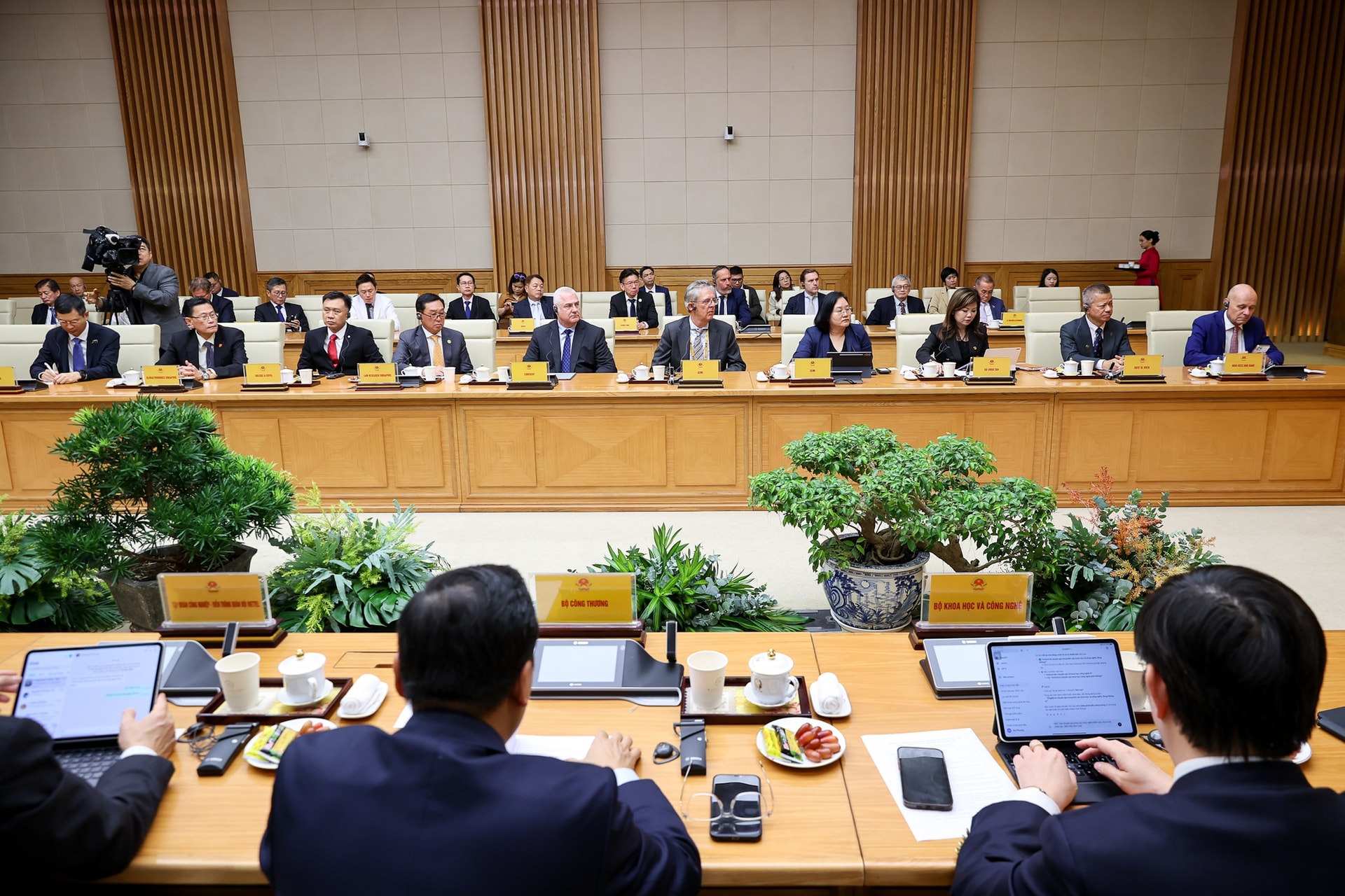 Thủ tướng: Việt Nam phấn đấu có nhà máy chip bán dẫn đầu tiên trong năm 2026- Ảnh 12.