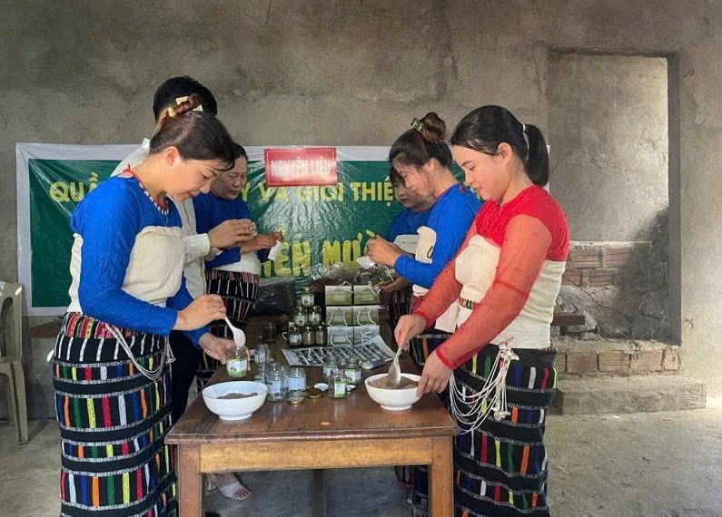 Người dân trong HTX đang đóng gói sản phẩm muối mắc khẻn Mường Đeng