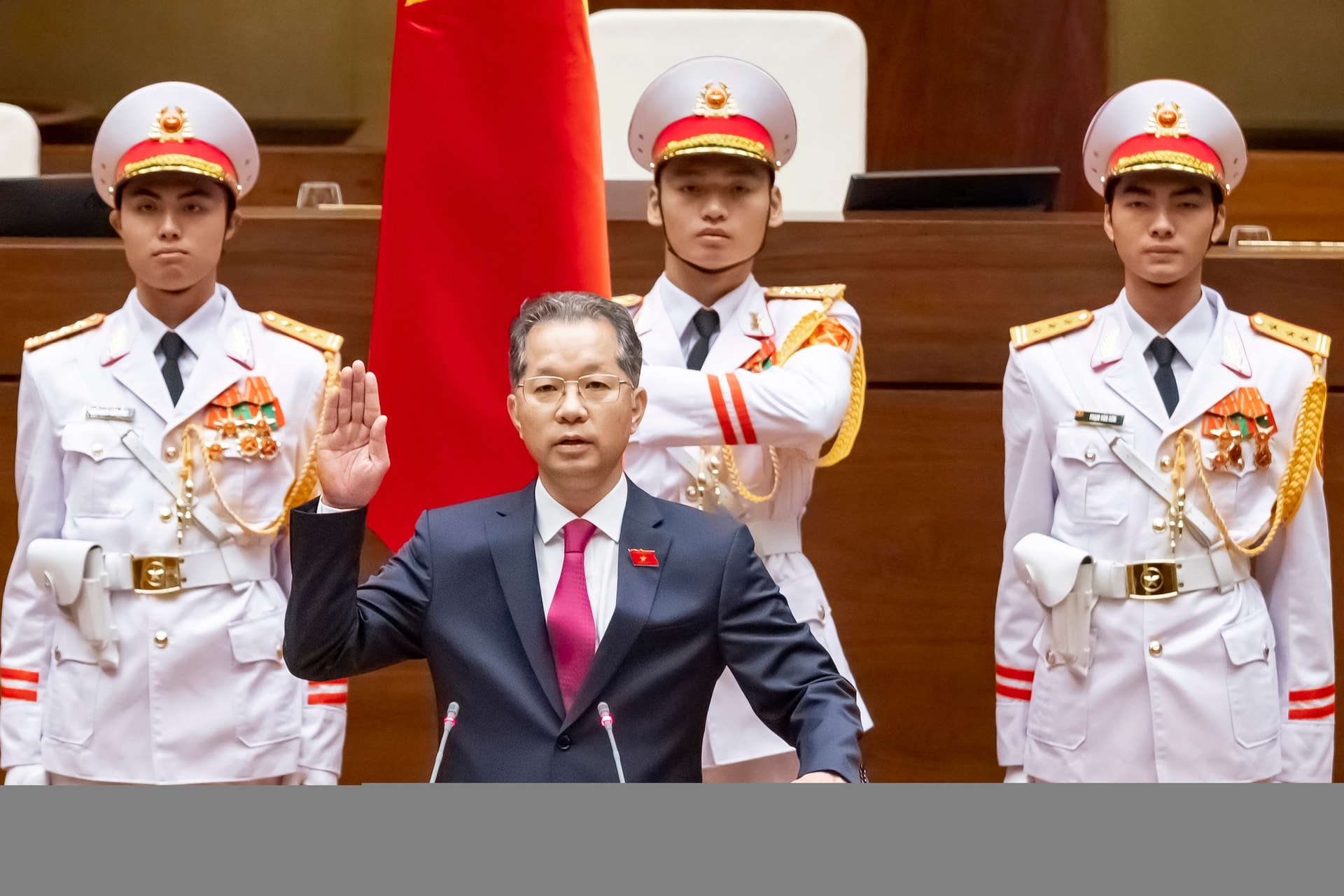 Chánh án Tòa án nhân dân Tối cao Nguyễn Văn Quảng tuyên thệ nhậm chức- Ảnh 1. Chánh án Tòa án nhân dân Tối cao Nguyễn Văn Quảng tuyên thệ nhậm chức- Ảnh 1.