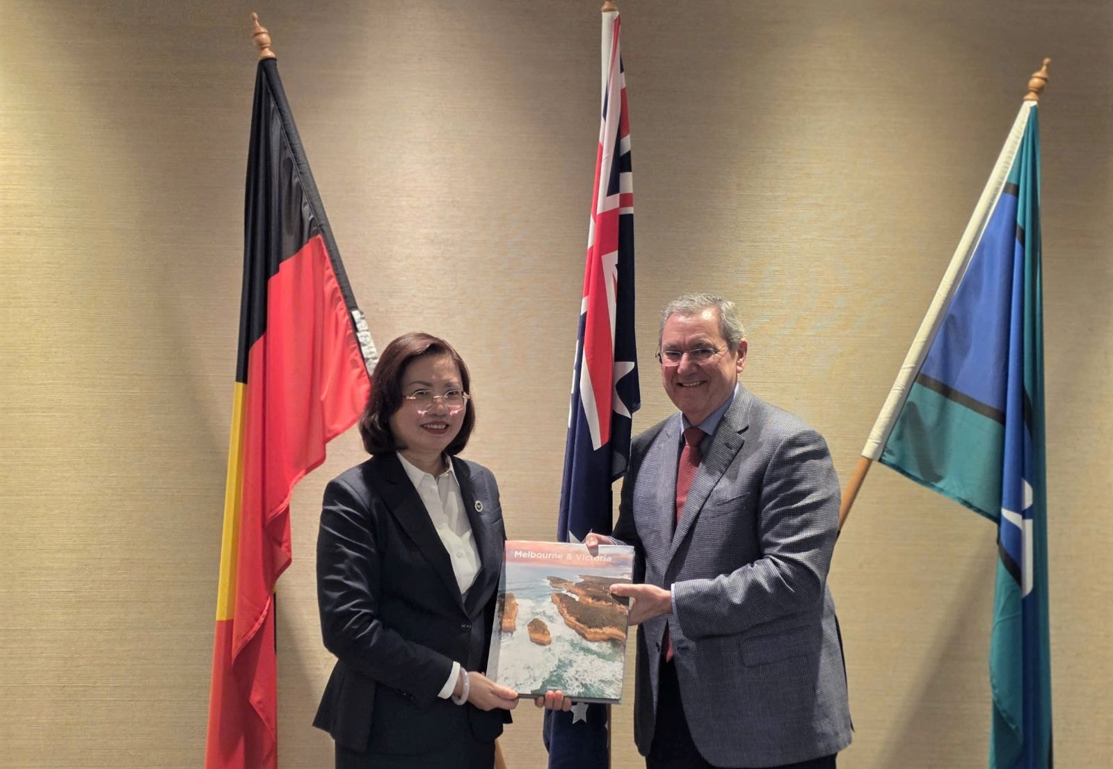 Chủ tịch UBCKNN Vũ Thị Chân Phương và Chủ tịch ASIC Joseph Longo chụp ảnh lưu niệm