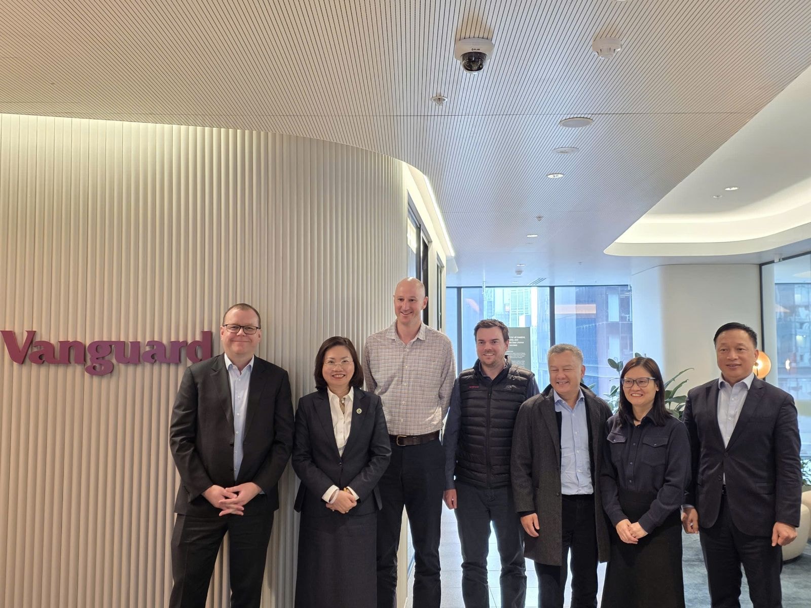 Đoàn công tác UBCKNN chụp ảnh lưu niệm với Quỹ đầu tư toàn cầu Vanguard