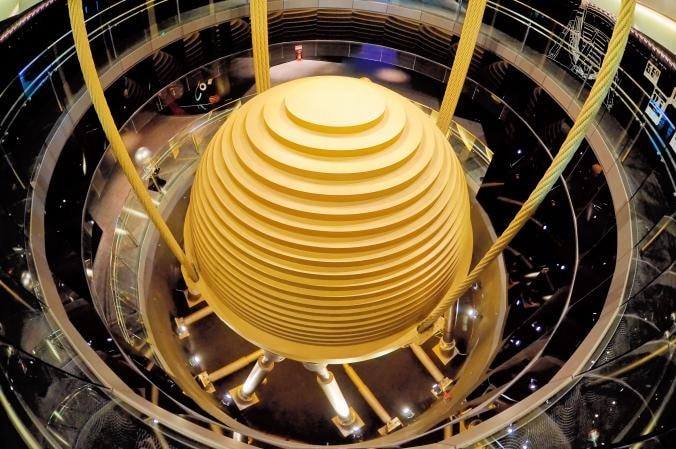 Quả cầu thép nặng 660 tấn trong tòa nhà