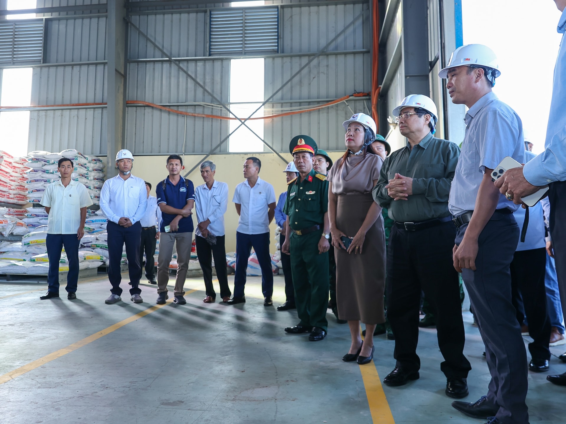 Thủ tướng thăm hỏi, động viên người dân, doanh nghiệp thiệt hại nặng nề do thiên tai, bão lũ tại Gia Lai- Ảnh 3. Thủ tướng thăm hỏi, động viên người dân, doanh nghiệp thiệt hại nặng nề do thiên tai, bão lũ tại Gia Lai- Ảnh 3.