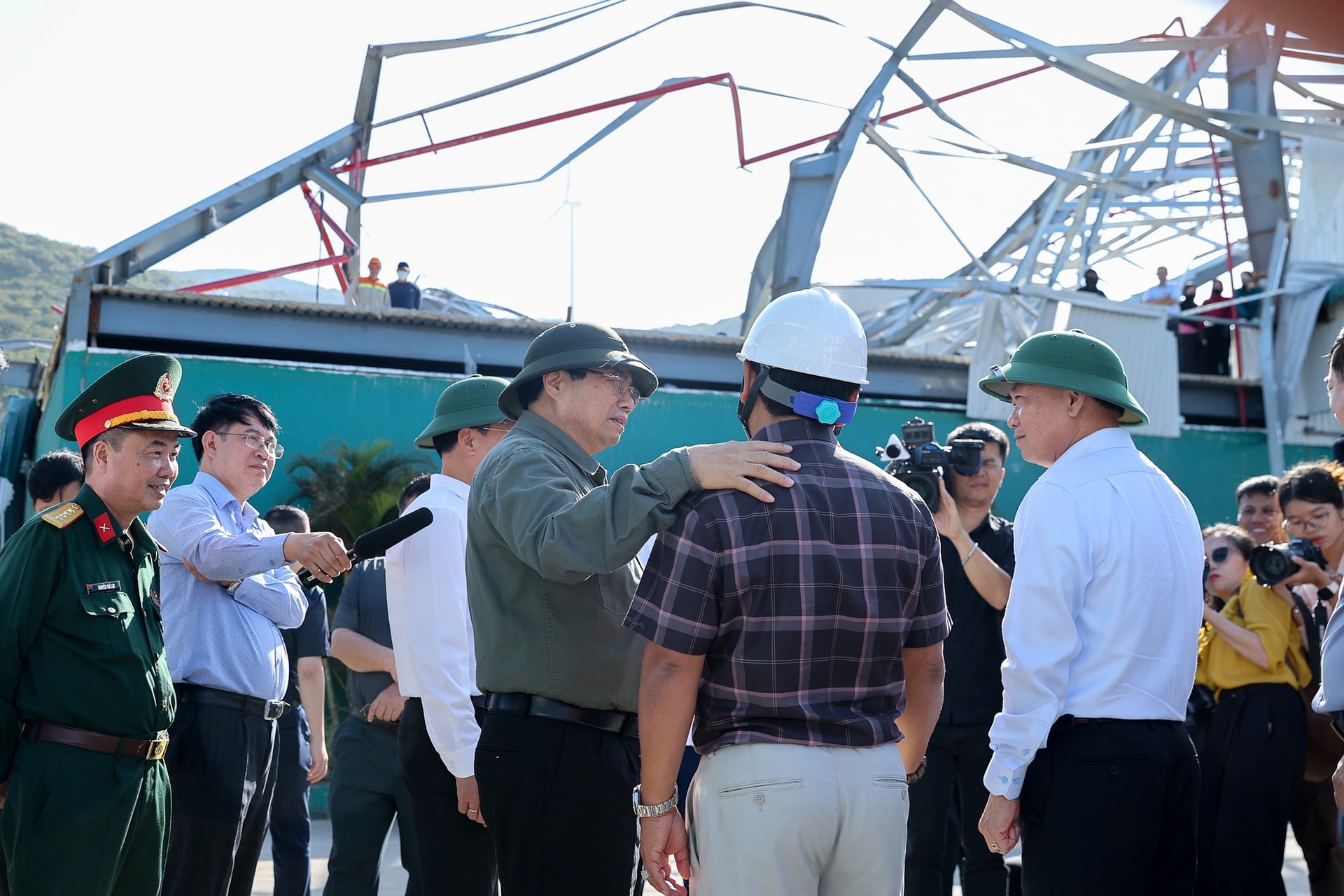 Thủ tướng thăm hỏi, động viên người dân, doanh nghiệp thiệt hại nặng nề do thiên tai, bão lũ tại Gia Lai- Ảnh 7. Thủ tướng thăm hỏi, động viên người dân, doanh nghiệp thiệt hại nặng nề do thiên tai, bão lũ tại Gia Lai- Ảnh 7.