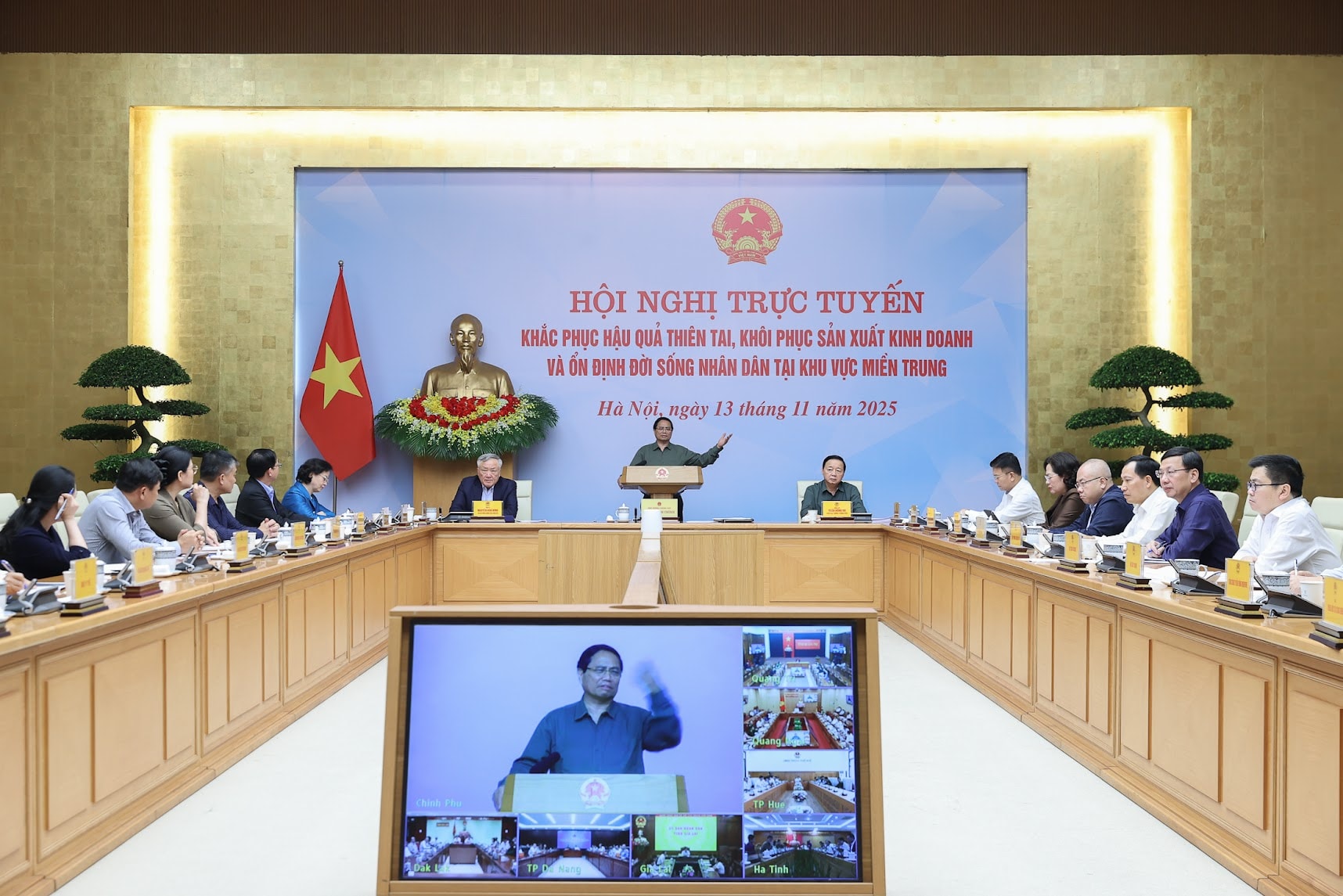 Thủ tướng: Khẩn trương xây dựng lại 1.900 nhà sập đổ, 67.000 nhà tốc mái cho đồng bào miền Trung- Ảnh 5. Thủ tướng: Khẩn trương xây dựng lại 1.900 nhà sập đổ, 67.000 nhà tốc mái cho đồng bào miền Trung- Ảnh 5.