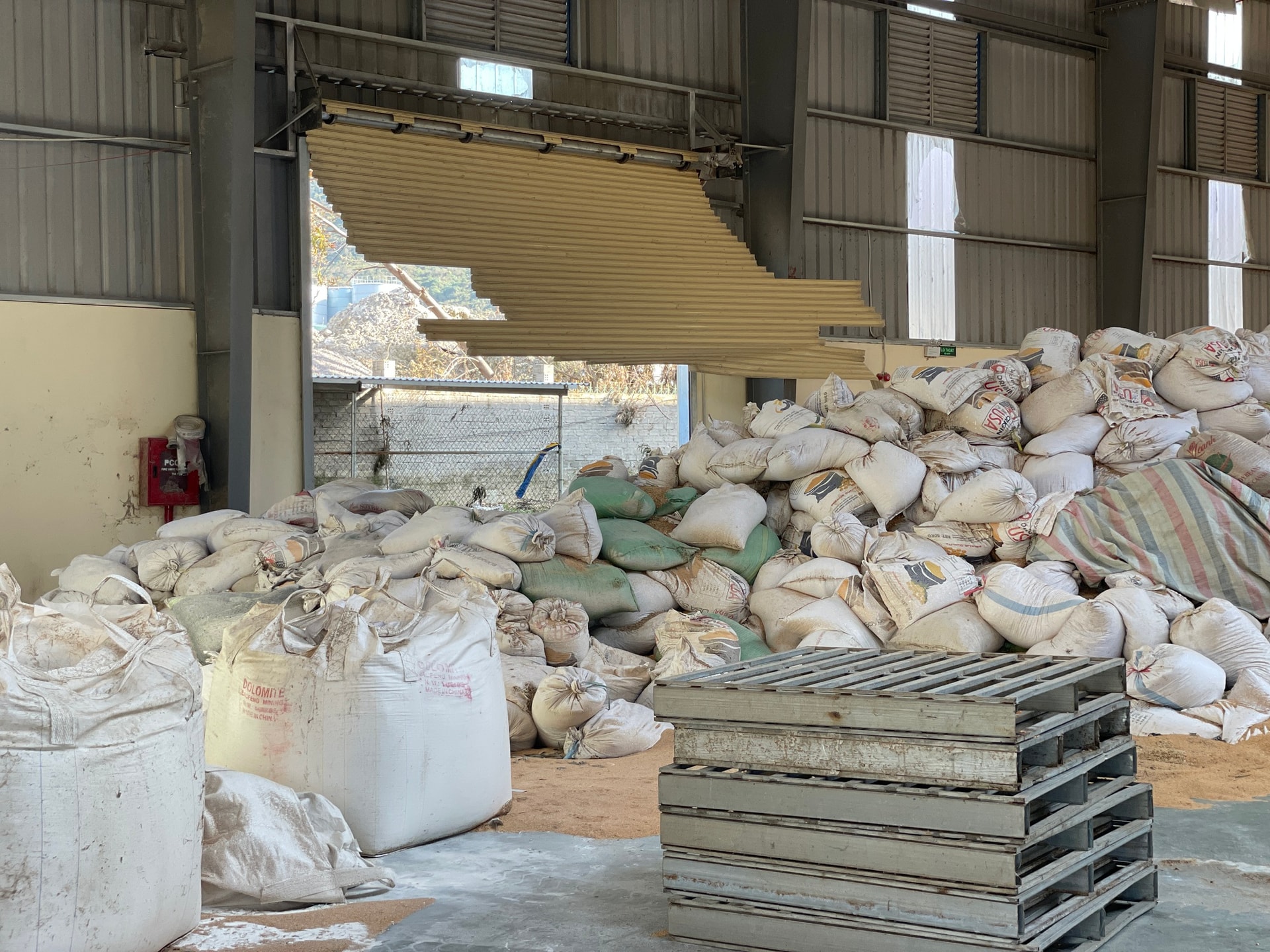 Thủ tướng thăm hỏi, động viên người dân, doanh nghiệp thiệt hại nặng nề do thiên tai, bão lũ tại Gia Lai- Ảnh 5. Thủ tướng thăm hỏi, động viên người dân, doanh nghiệp thiệt hại nặng nề do thiên tai, bão lũ tại Gia Lai- Ảnh 5.