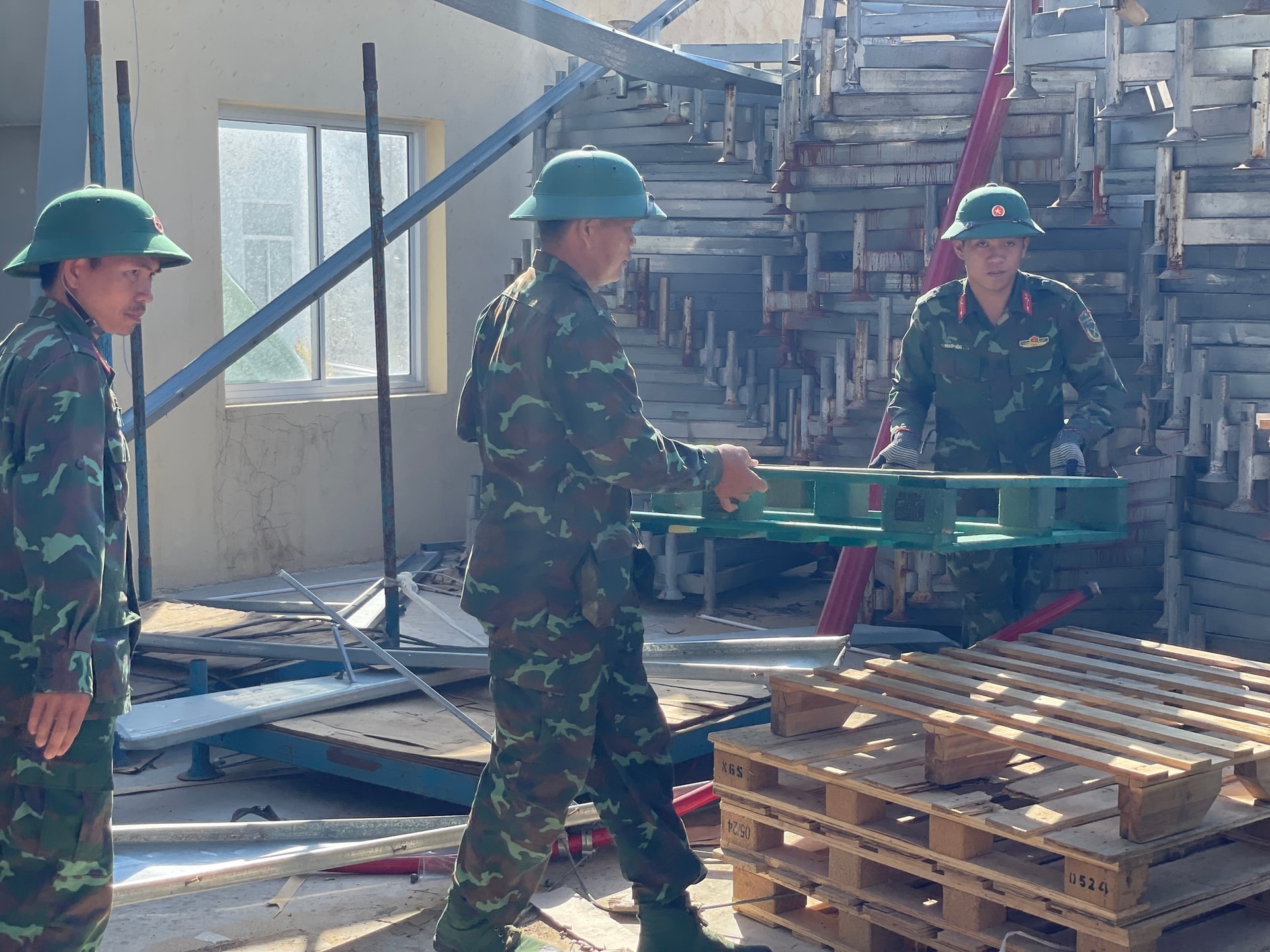 Thủ tướng thăm hỏi, động viên người dân, doanh nghiệp thiệt hại nặng nề do thiên tai, bão lũ tại Gia Lai- Ảnh 6. Thủ tướng thăm hỏi, động viên người dân, doanh nghiệp thiệt hại nặng nề do thiên tai, bão lũ tại Gia Lai- Ảnh 6.