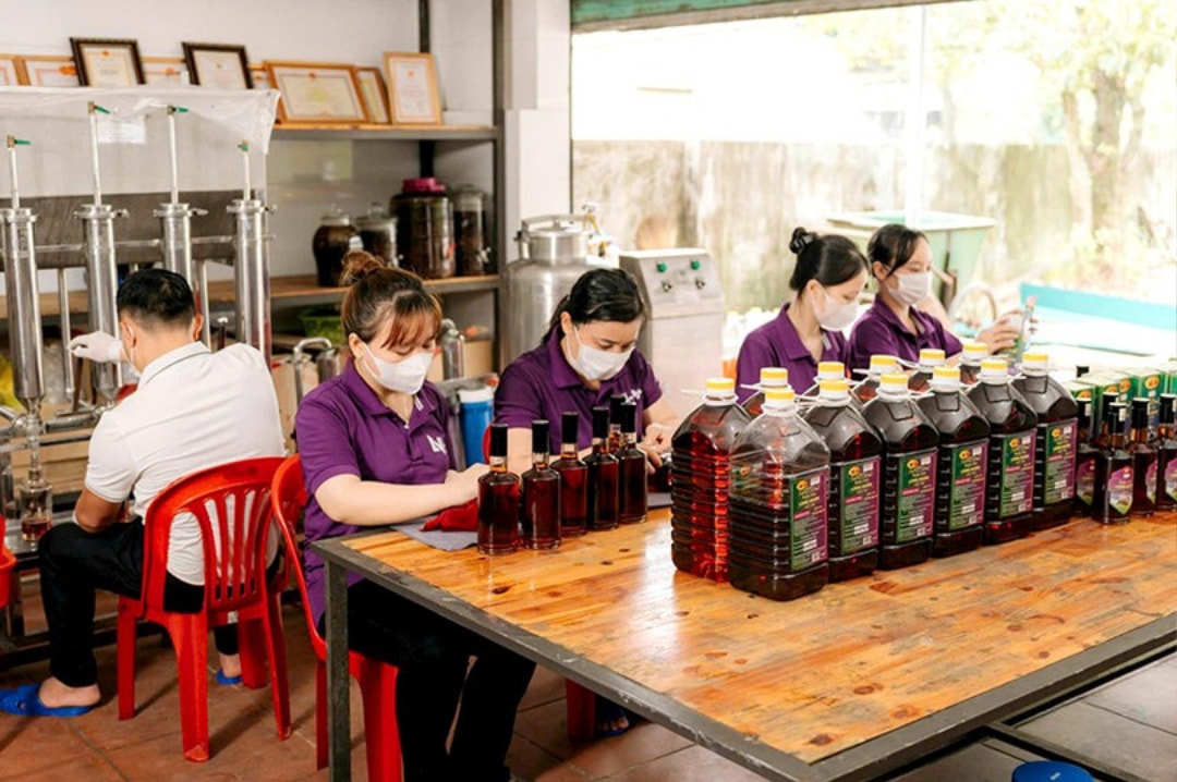 Từng chai nước nắm được người dân đóng hộp cẩn thận, quy trình sạch sẽ (1)