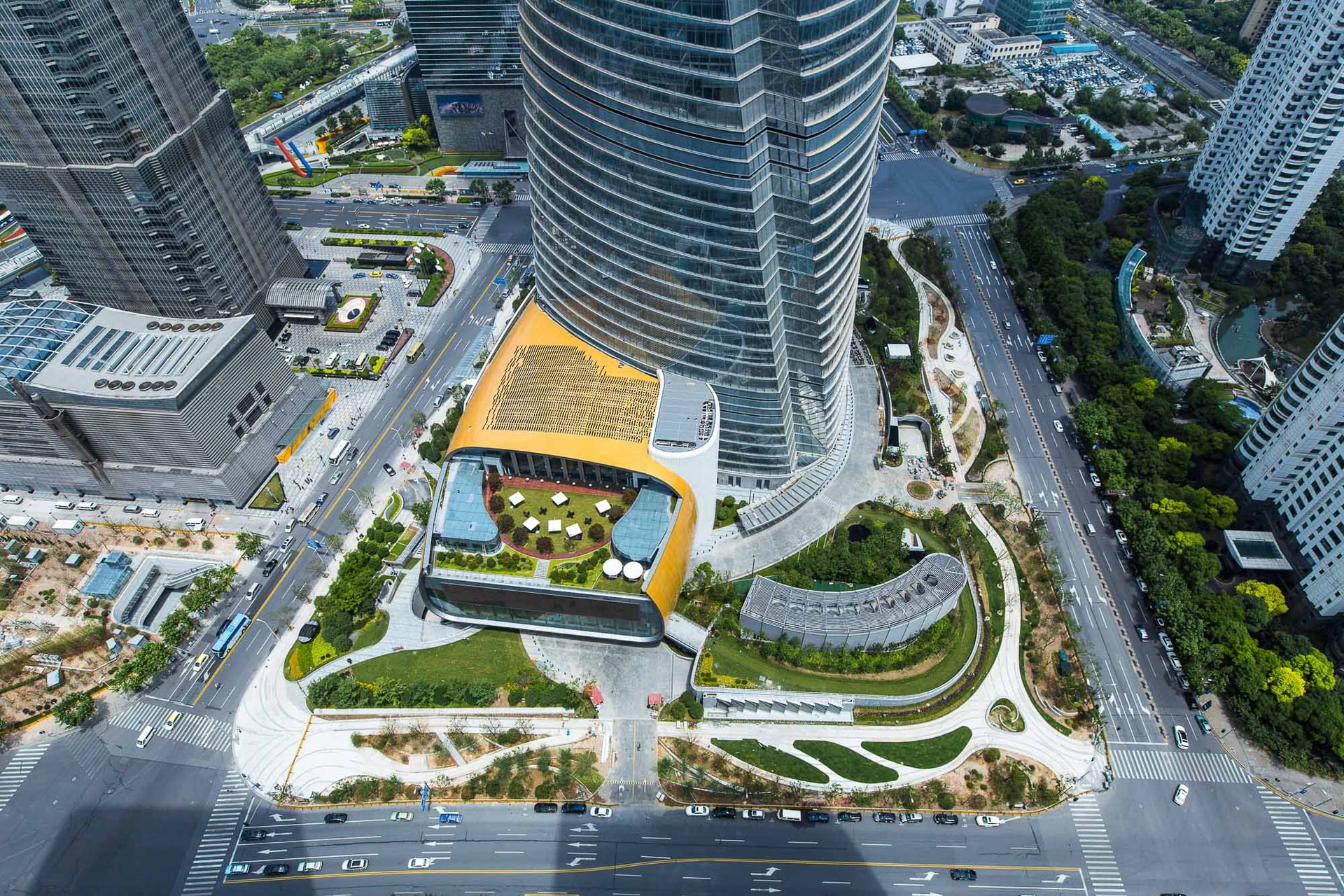 Khuôn viên dưới chân Tháp Thượng Hải