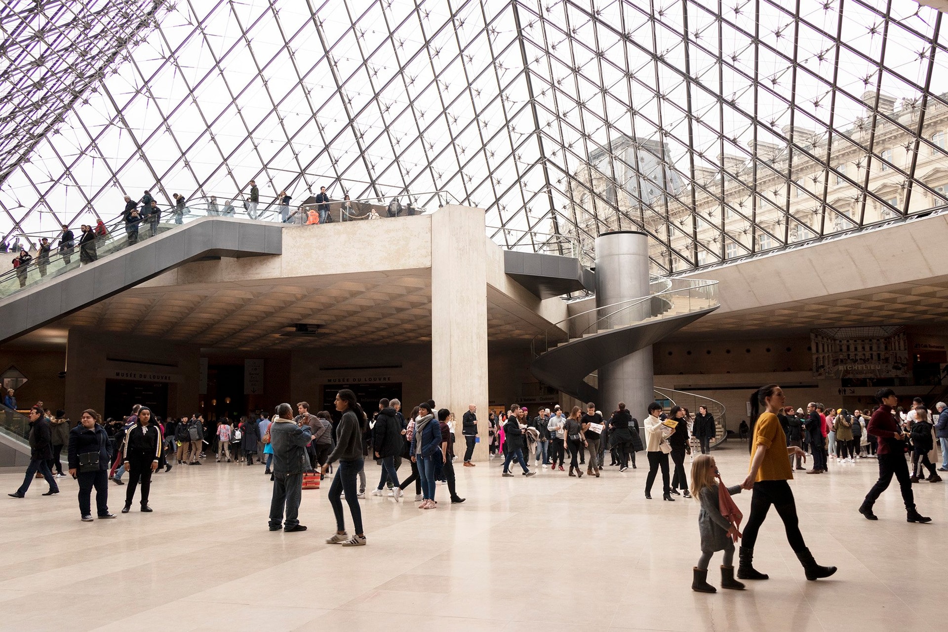 Louvre Pyramid bên trong