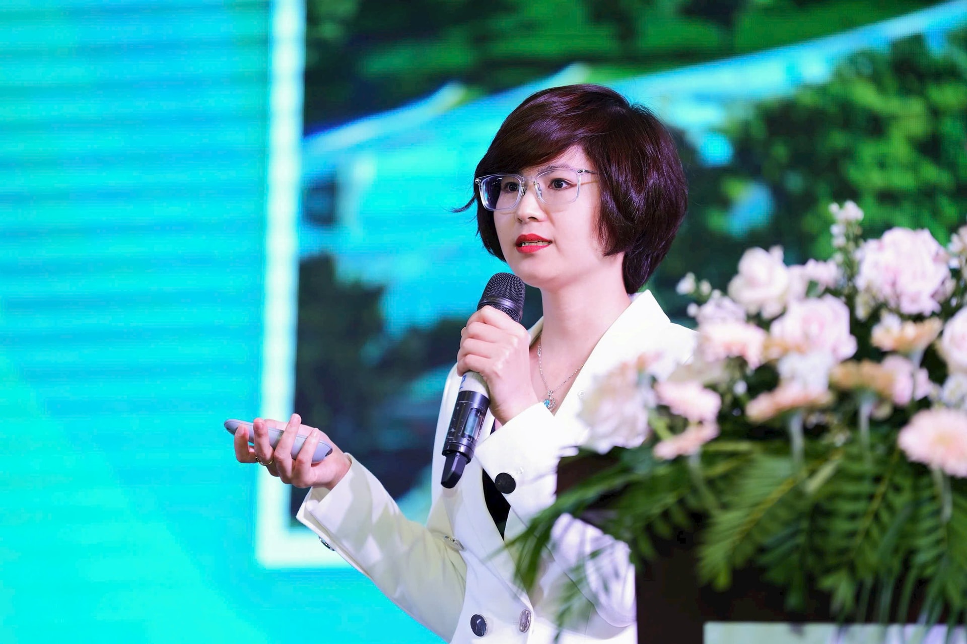 Bà Vũ Thị Xoan - Giám đốc Chiến lược phát triển Stavian Industrial Metal trình bày tham luận tại VIMOX 2025