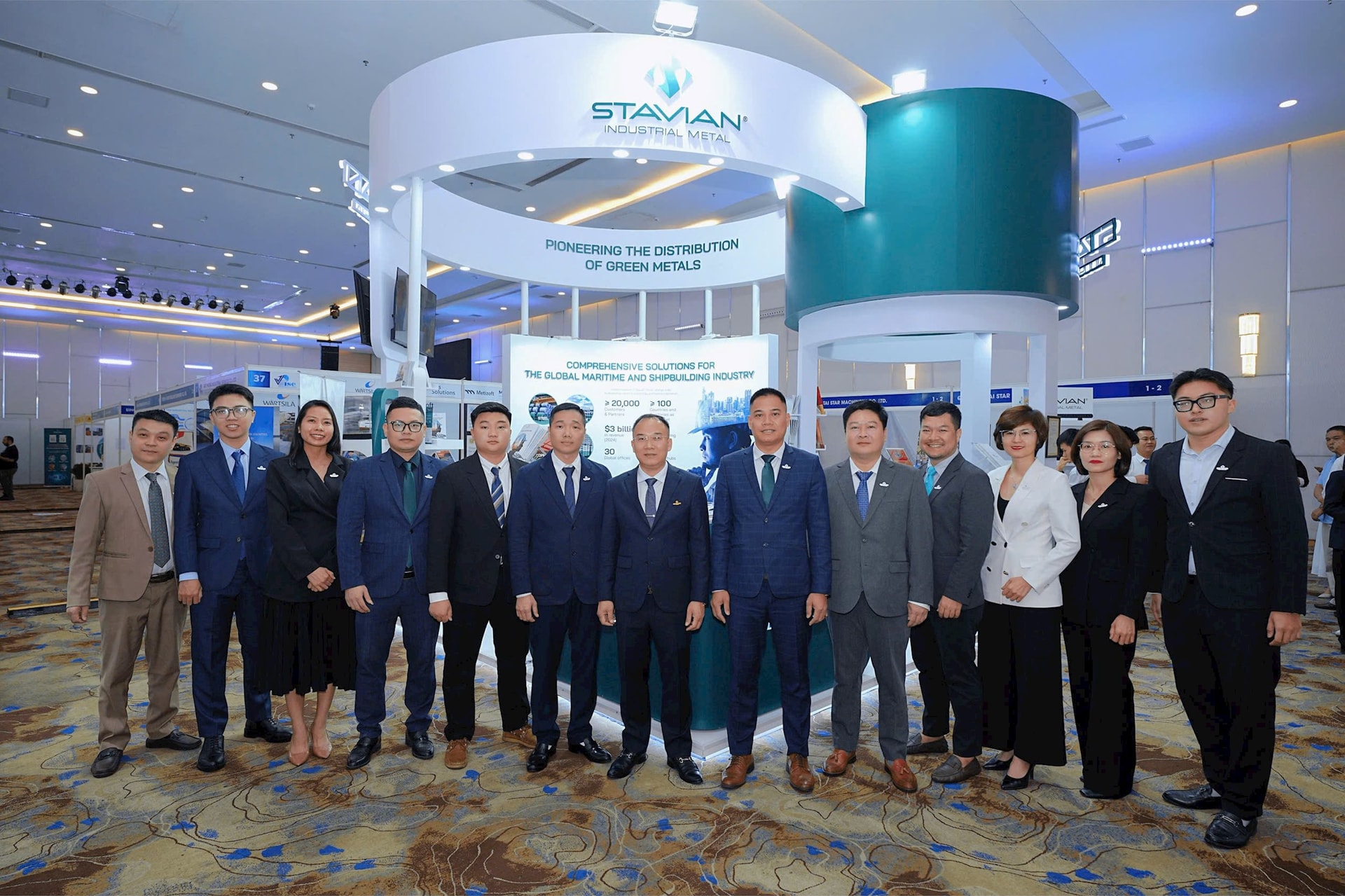 Ban Lãnh đạo Stavian Industrial Metal tại gian hàng trưng bày của doanh nghiệp tại VIMOX 2025