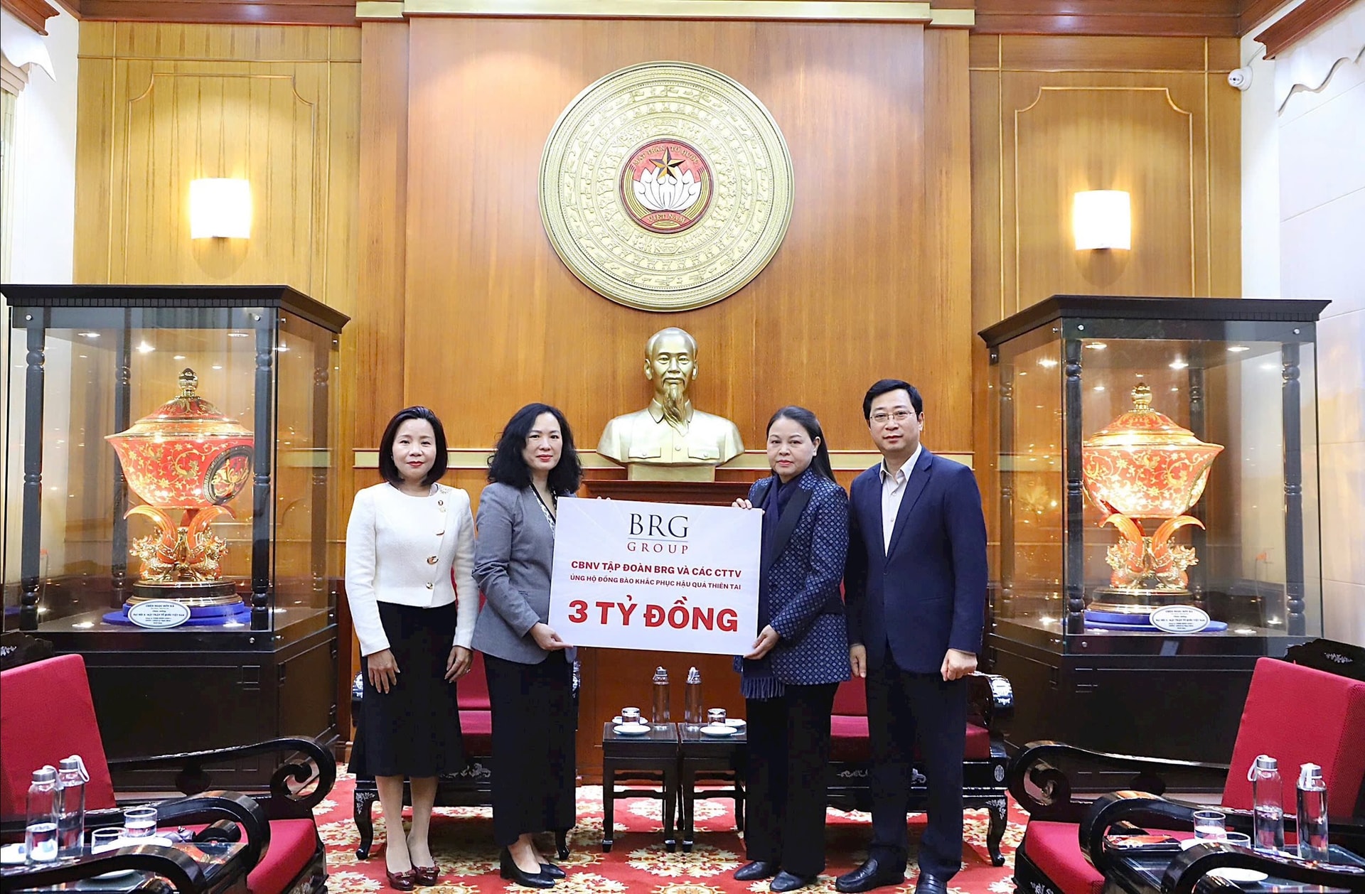 01 Tập đoàn BRG và Ngân hàng SeABank trao 5 tỷ đồng ủng hộ đồng bào khắc phục hậu quả thiên tai