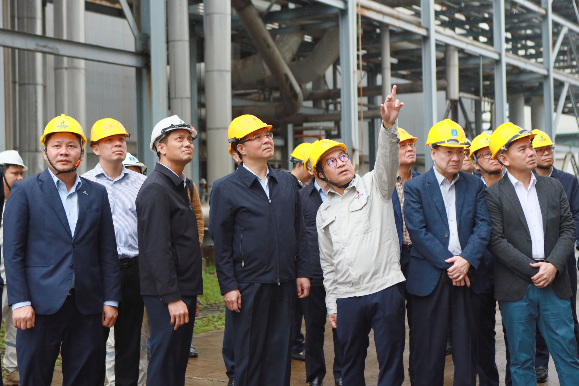 Chủ tịch HĐTV Petrovietnam Lê Mạnh Hùng (hàng đầu, thứ ba từ trái qua) kiểm tra công tác bảo dưỡng Nhà máy Ethanol Dung Quất