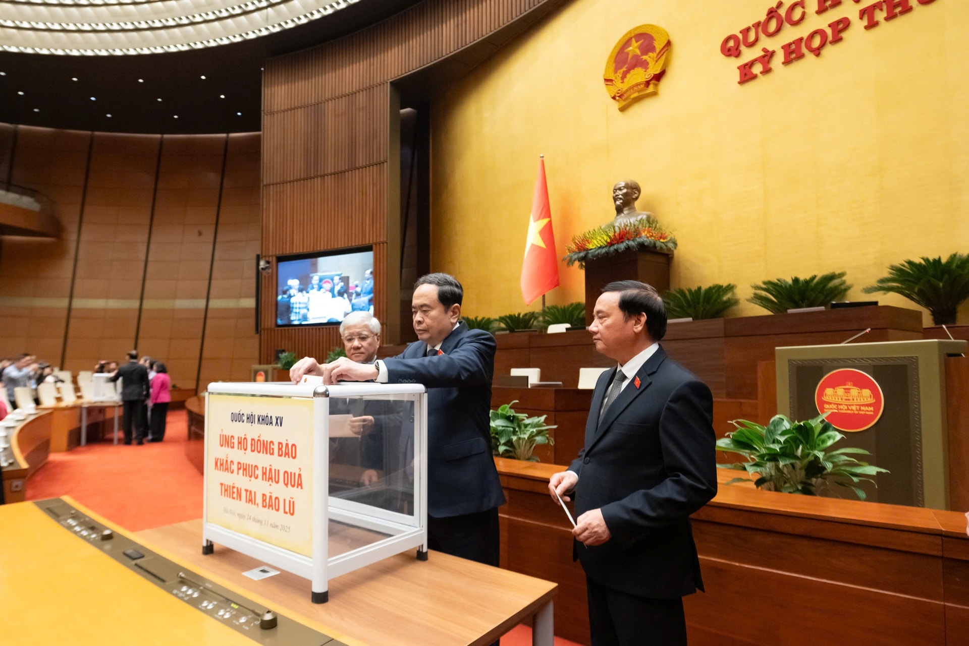 Ủy ban Thường vụ Quốc hội tổ chức quyên góp ủng hộ đồng bào khắc phục hậu quả thiên tai, mưa lũ- Ảnh 1.