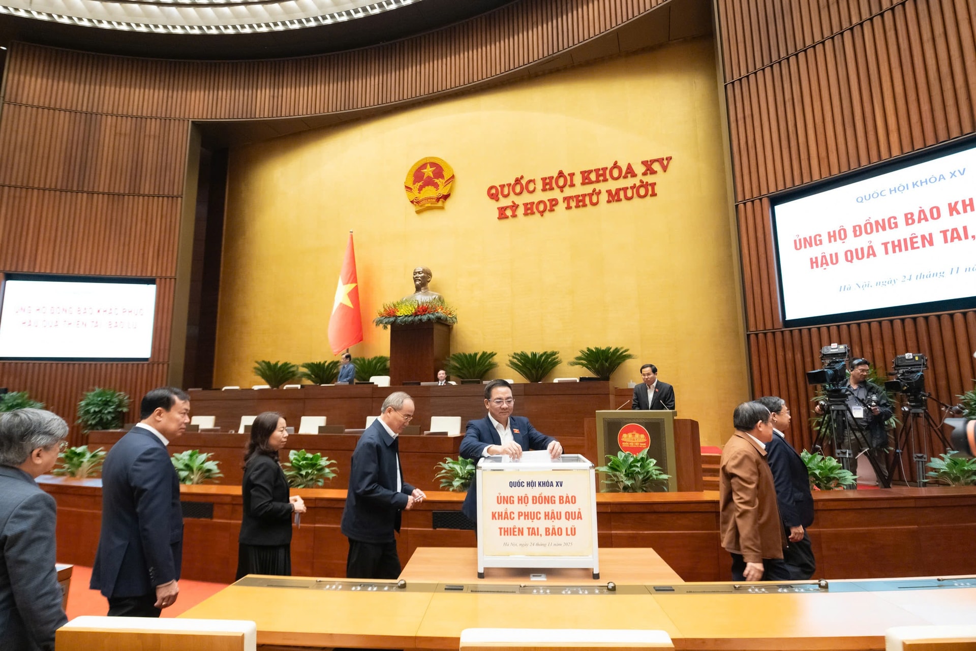 Ủy ban Thường vụ Quốc hội tổ chức quyên góp ủng hộ đồng bào khắc phục hậu quả thiên tai, mưa lũ- Ảnh 3.